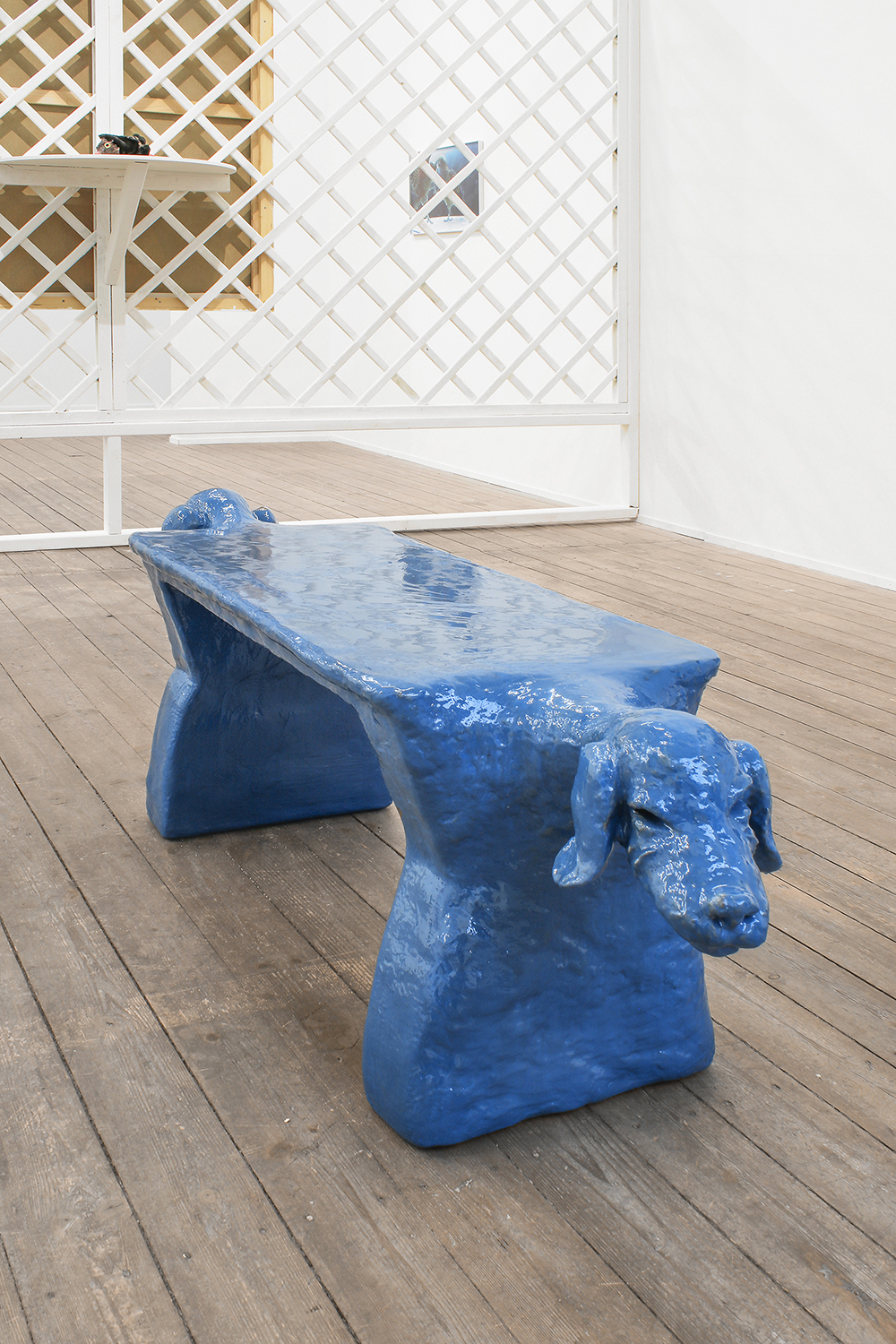 Nuri Koerfer, Dogs of Reason (blue), 2023, Styrofoam, paper-mùché, resin, 47 x 38 x 131 cm, Courtesy of the artist and Galerie Lars Friedrich, Berlin