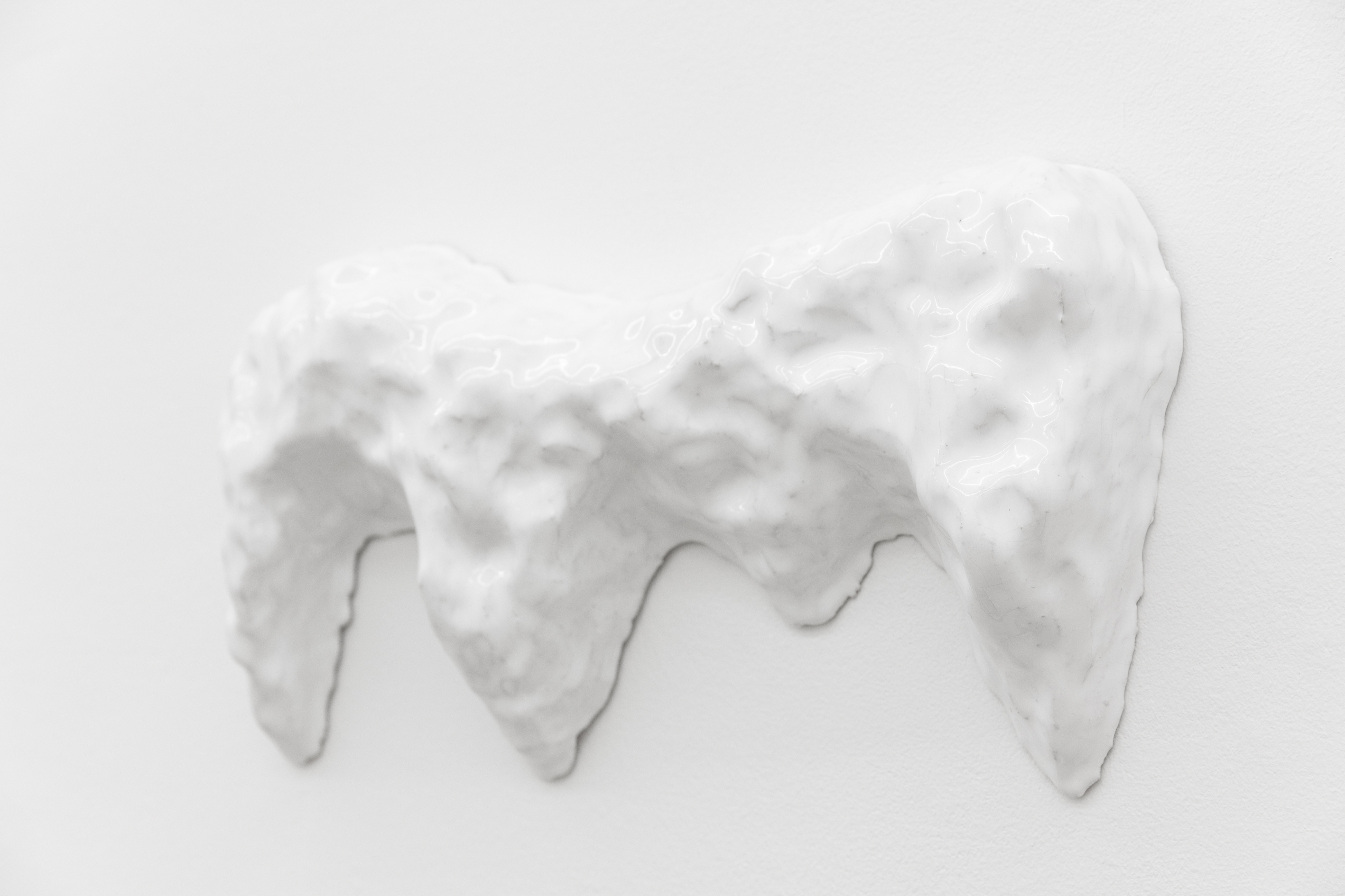 Anna McCarthy, Untitled, 2023, glazed ceramic, 62 × 28 × 7 cm, Courtesy the artist and Sperling, Munich