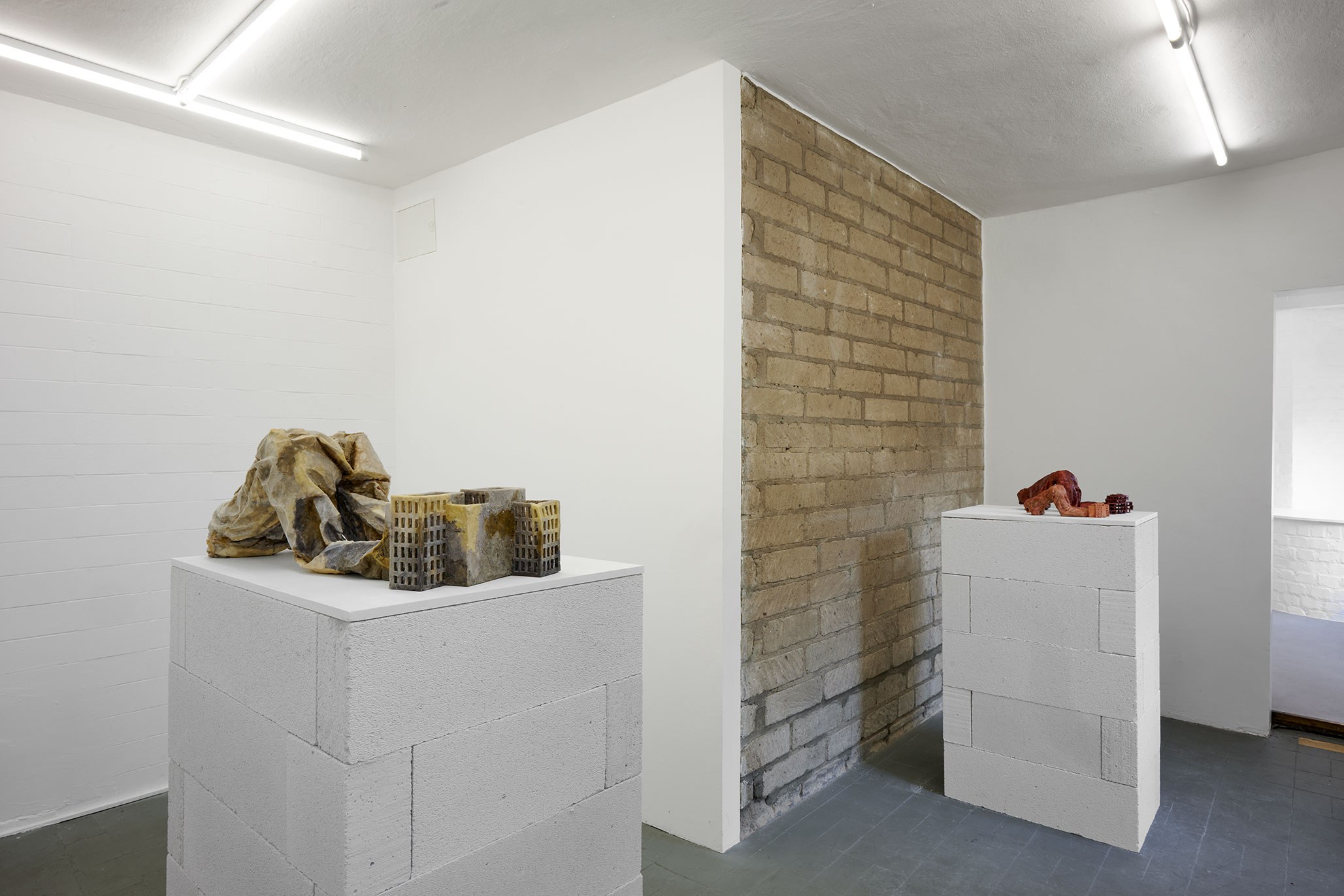 2.	Christiane Blattmann, »A New Balance«, Installation view, photo: Mareike Tocha, mauer 2023, Cologne