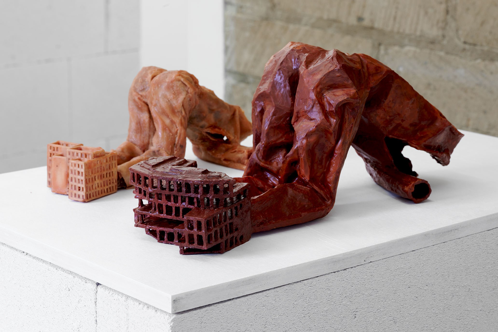 4. Christiane Blattmann, »Cruel Optimism«, Encaustic on jesmonite, cotton, archival cardboard, 40 à 15 à 15 cm, photo: Mareike Tocha, mauer 2023, Cologne