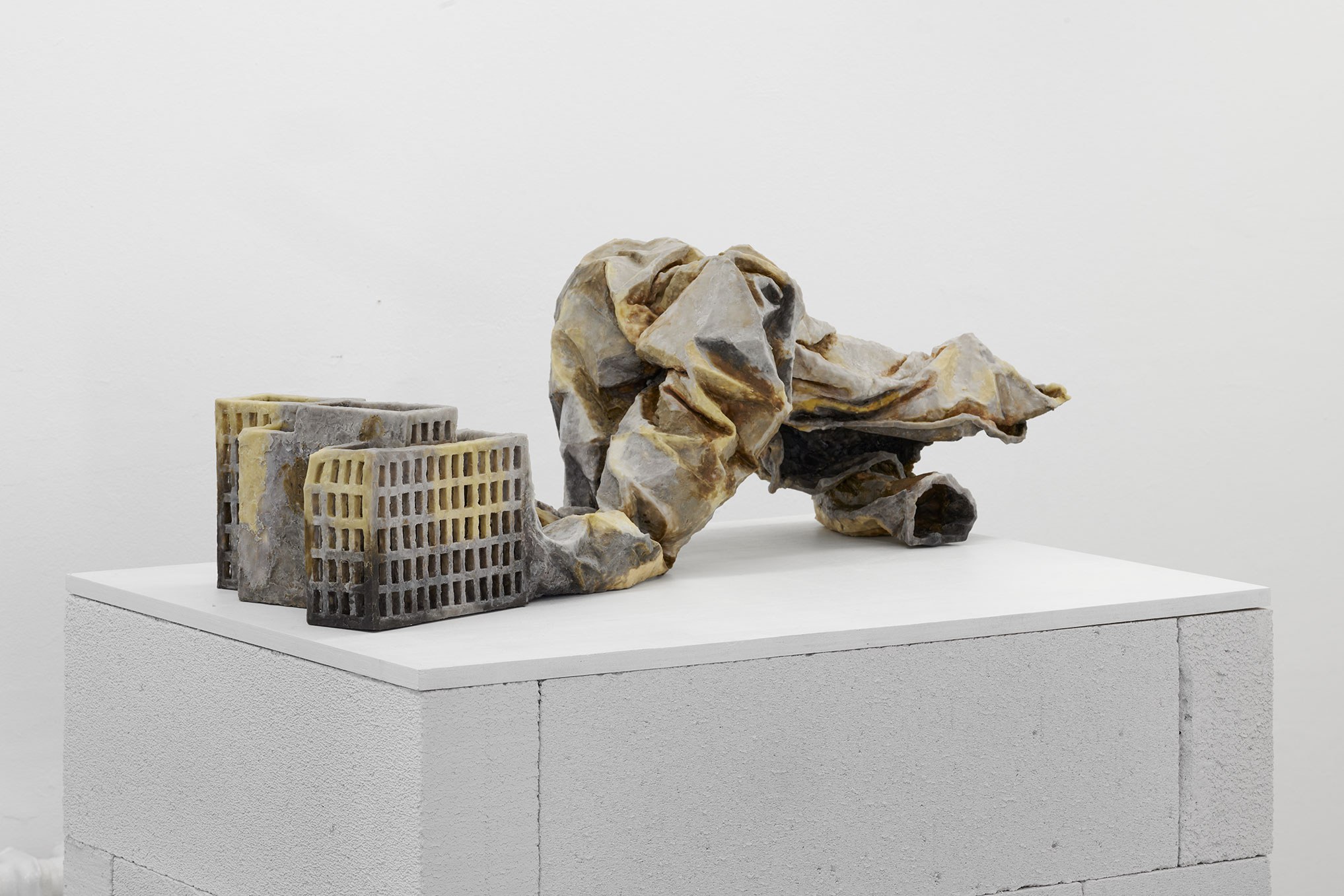 8. Christiane Blattmann, »The Wasps«, Encaustic on jesmonite, cotton, archival cardboard, 87 à 30 à 29 cm, photo: Mareike Tocha, mauer 2023, Cologne