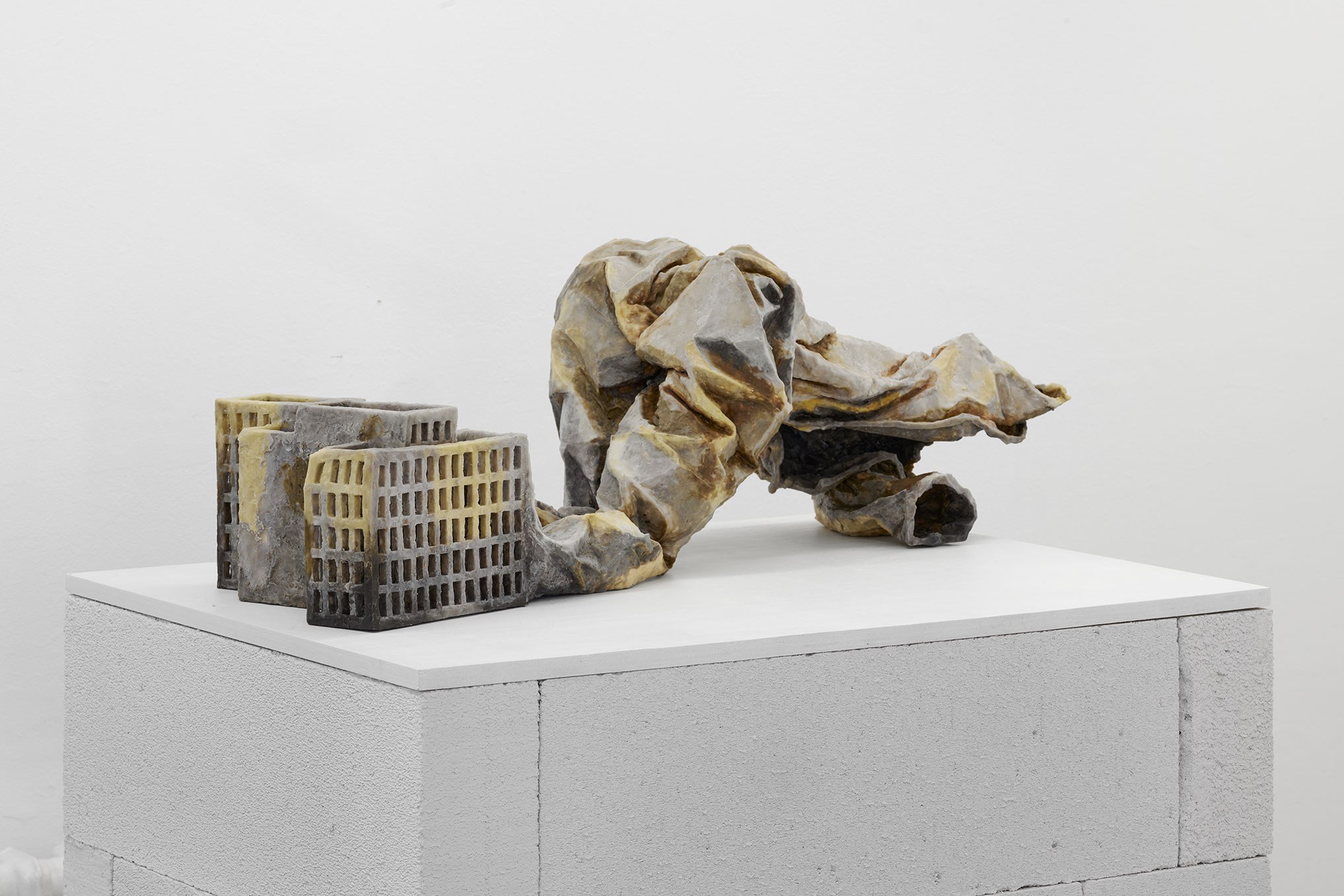 8.	Christiane Blattmann, »The Wasps«, Encaustic on jesmonite, cotton, archival cardboard, 87 × 30 × 29 cm, photo: Mareike Tocha, mauer 2023, Cologne