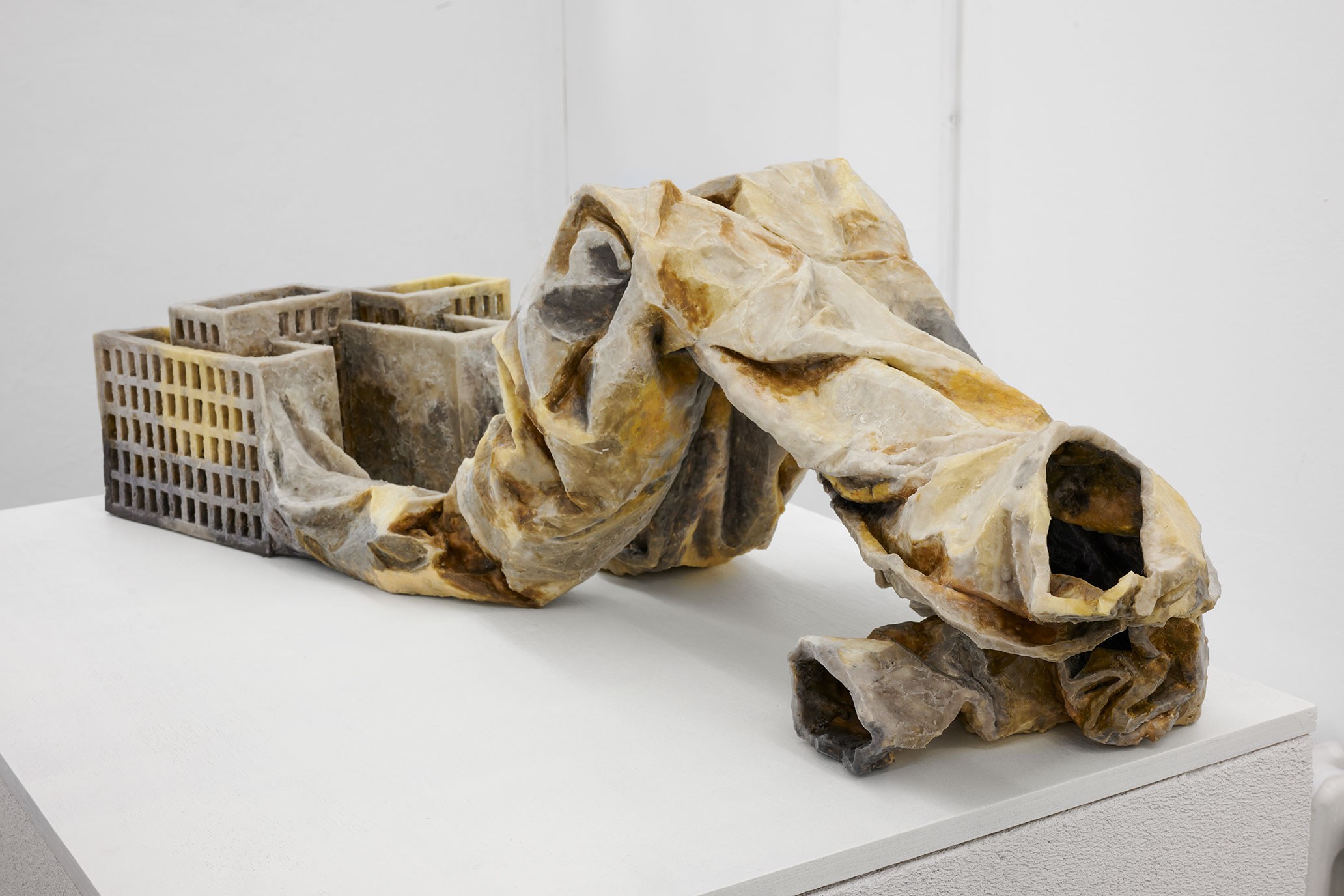 10.	Christiane Blattmann, »The Wasps«, Encaustic on jesmonite, cotton, archival cardboard, 87 × 30 × 29 cm, photo: Mareike Tocha, mauer 2023, Cologne