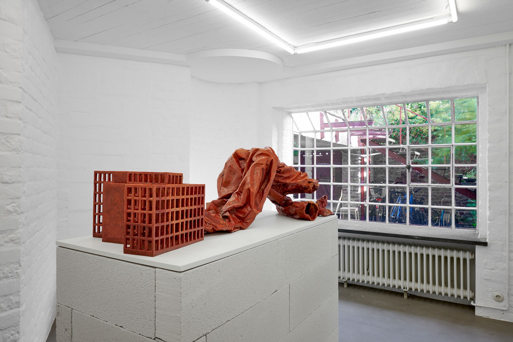 16. Christiane Blattmann, »Untitled«, Encaustic on jesmonite, cotton, archival cardboard, 125 à 46 à 38 cm, photo: Mareike Tocha, mauer 2023, Cologne