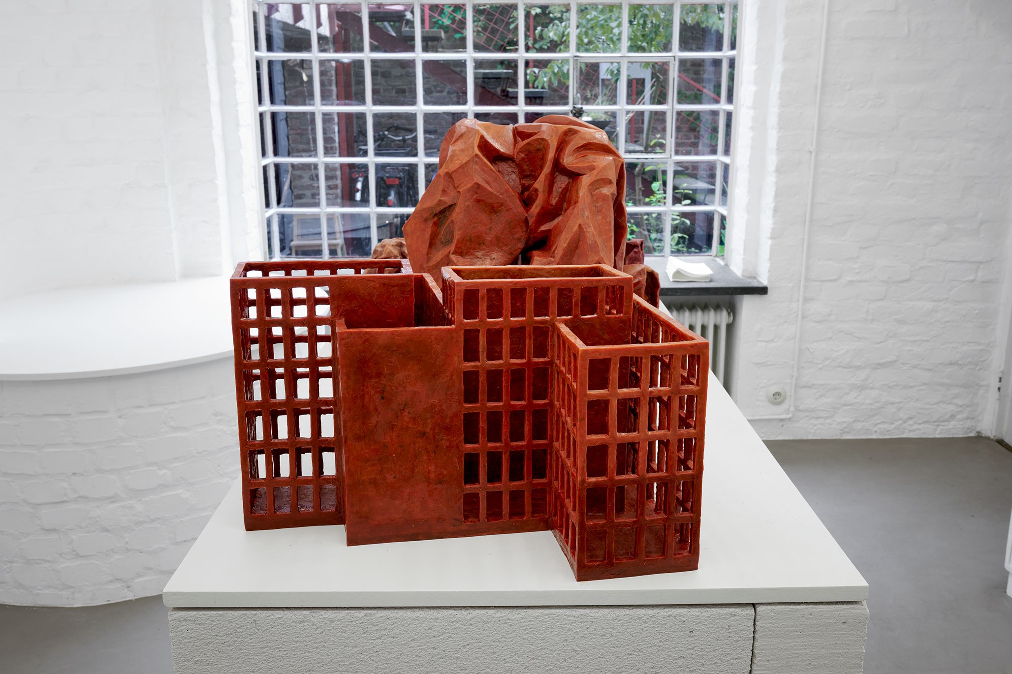 17. Christiane Blattmann, »Untitled«, Encaustic on jesmonite, cotton, archival cardboard, 125 à 46 à 38 cm, photo: Mareike Tocha, mauer 2023, Cologne
