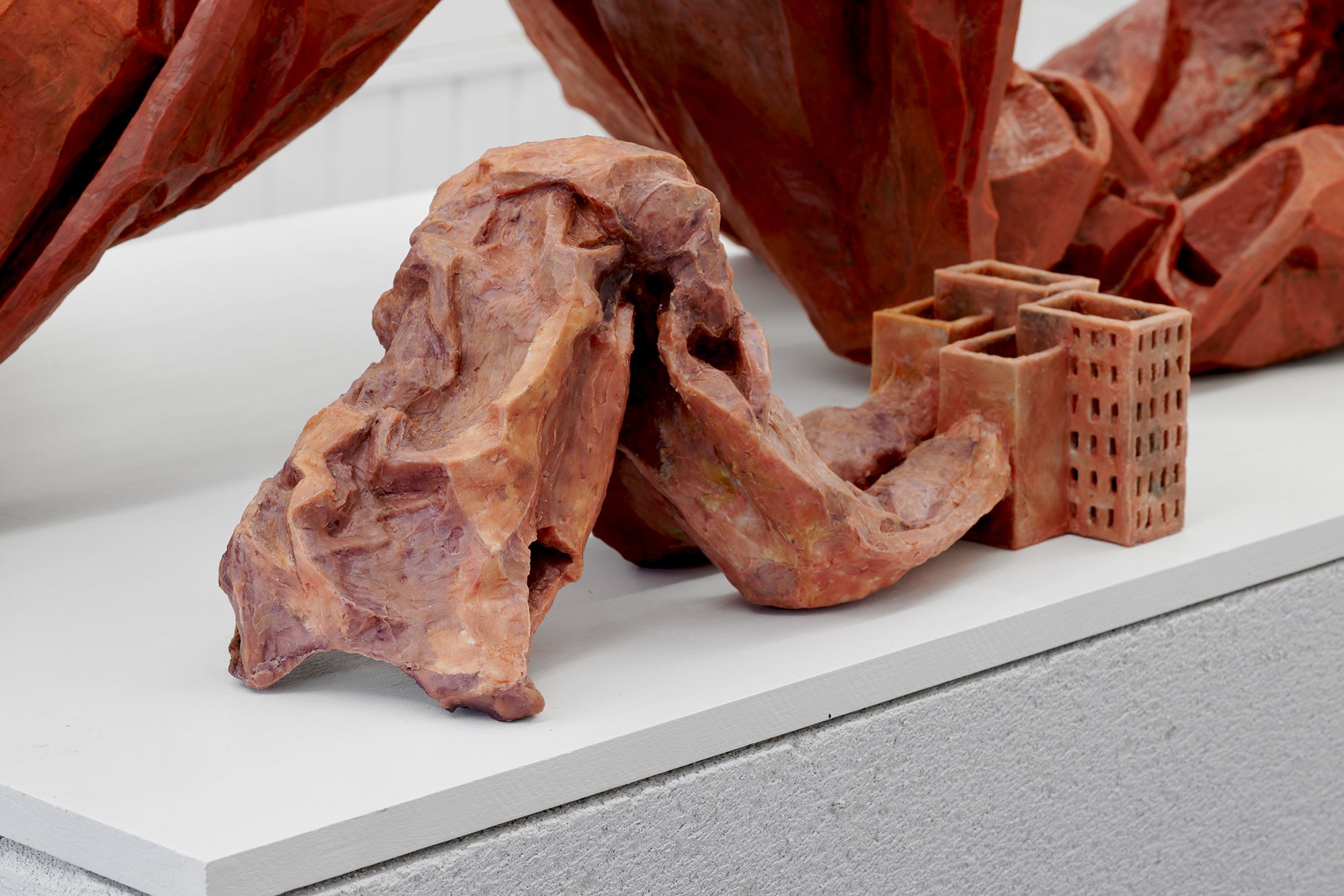 23. Christiane Blattmann, »A Tampered Scale«, Encaustic on jesmonite, cotton, archival cardboard, 20 x 10 à 21 cm, photo: Mareike Tocha, mauer 2023, Cologne