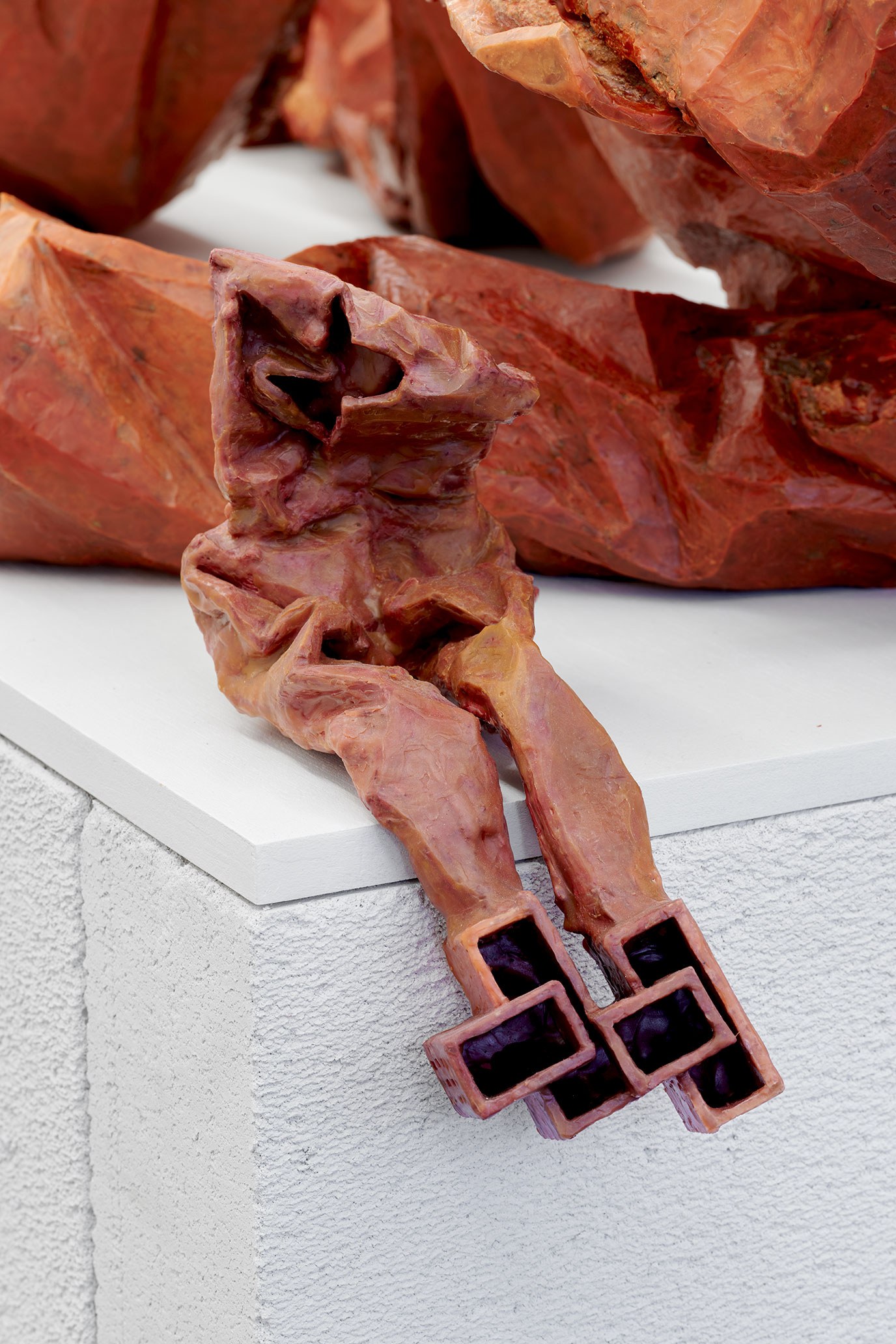 24. Christiane Blattmann, »Winter«, Encaustic on jesmonite, cotton, archival cardboard, 50 à 23 à 38 cm, photo: Mareike Tocha, mauer 2023, Cologne