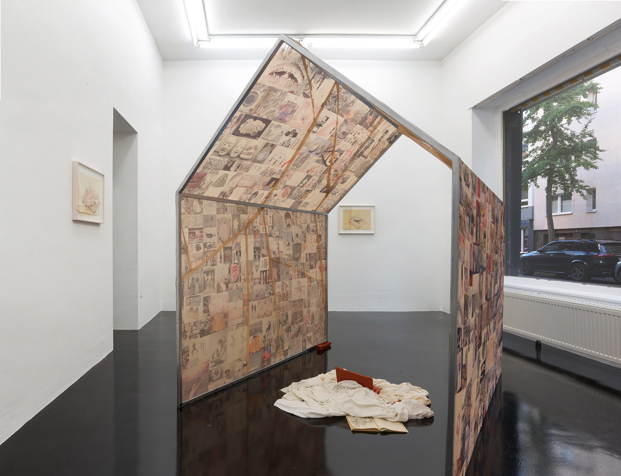 Installation view | ›The Memory house‹ | print on silk cloth, metal structure | 200 x 200 x 150 cm | 2023