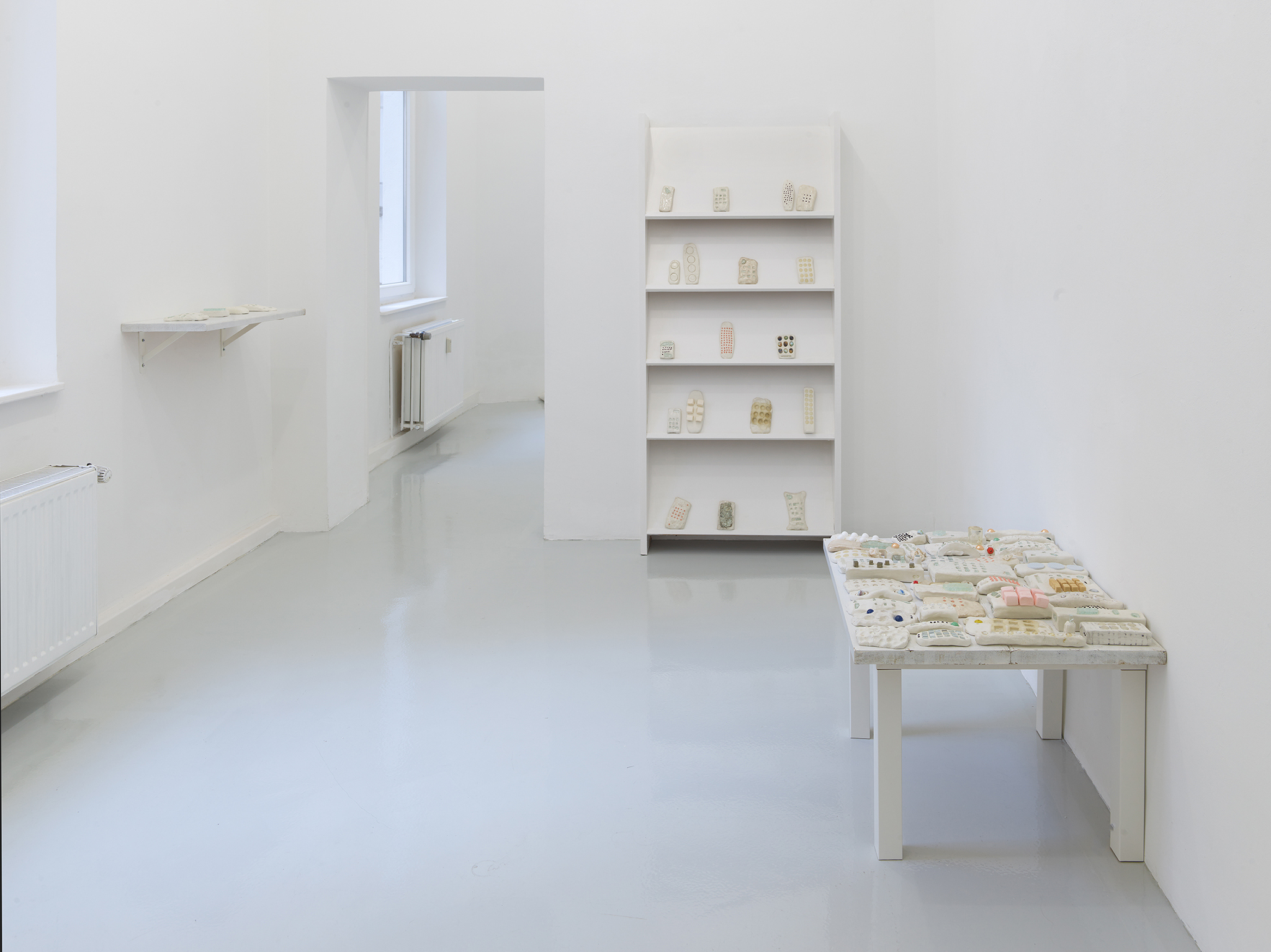 Installation view | ›Wer kontrolliert wen?‹ | ceramic plast, glass, tofu, lentils, pills, mirrors, marbles | size variable | 2023