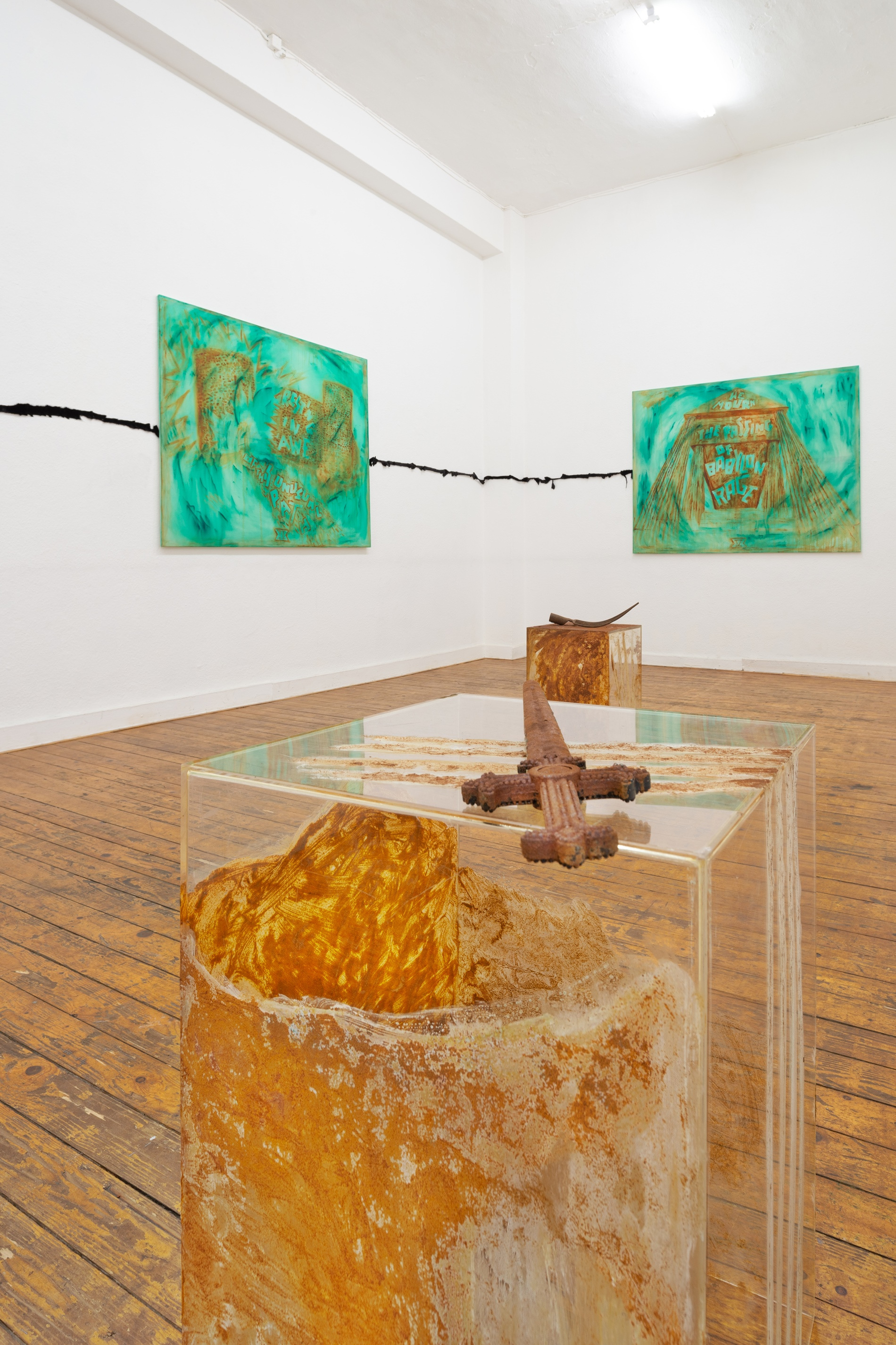 Yana Tsegay, ruptured showcase, 2023, 50x 50 x 70 cm, Acrylglasvitrine, Eisenpigmente, diverse Objekte  © the artist  photo: Bernhard Adams