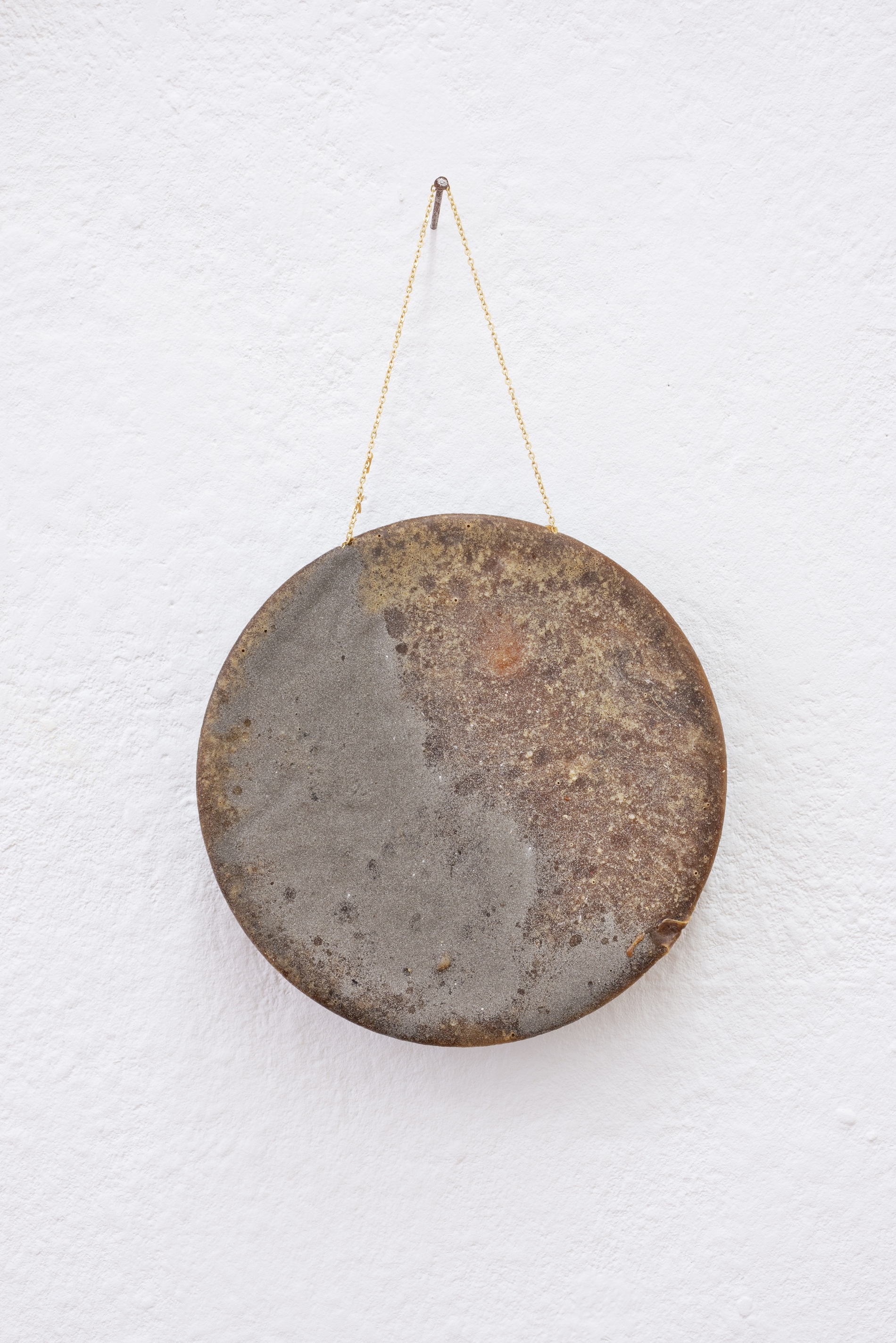 Yana Tsegay, Lunar Medaillon (1-5), 2023, Unikate einer Serie, ca. 25 x 26 x 1 cm, Isomalt, Eisenpigmente, Kette  © the artist  photo: Bernhard Adams