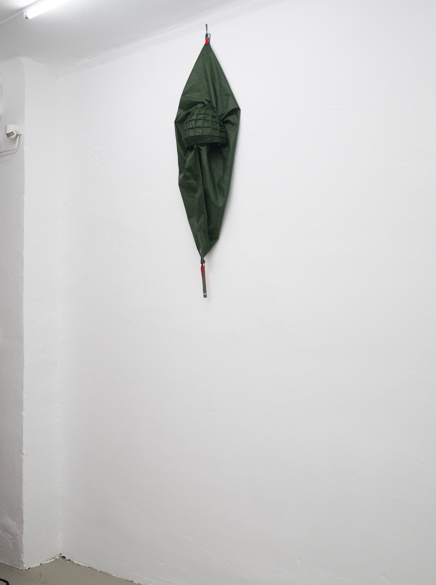 Clemens Tschurtschenthaler; facade faced friend; 2023; helmet grid, tent fabric, static cords; 137 x 36 x 18 cm