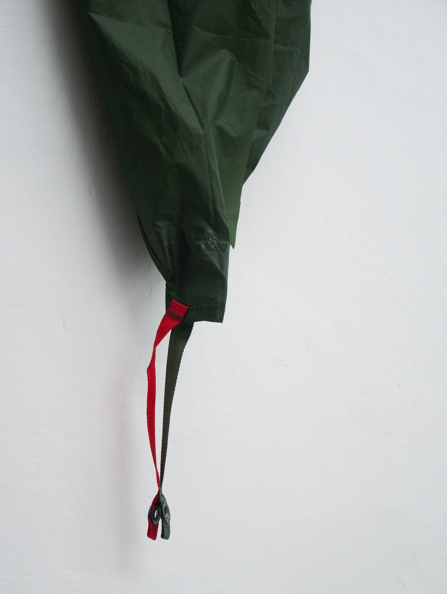 Clemens Tschurtschenthaler; facade faced friend; detail; 2023; helmet grid, tent fabric, static cords; 137 x 36 x 18 cm