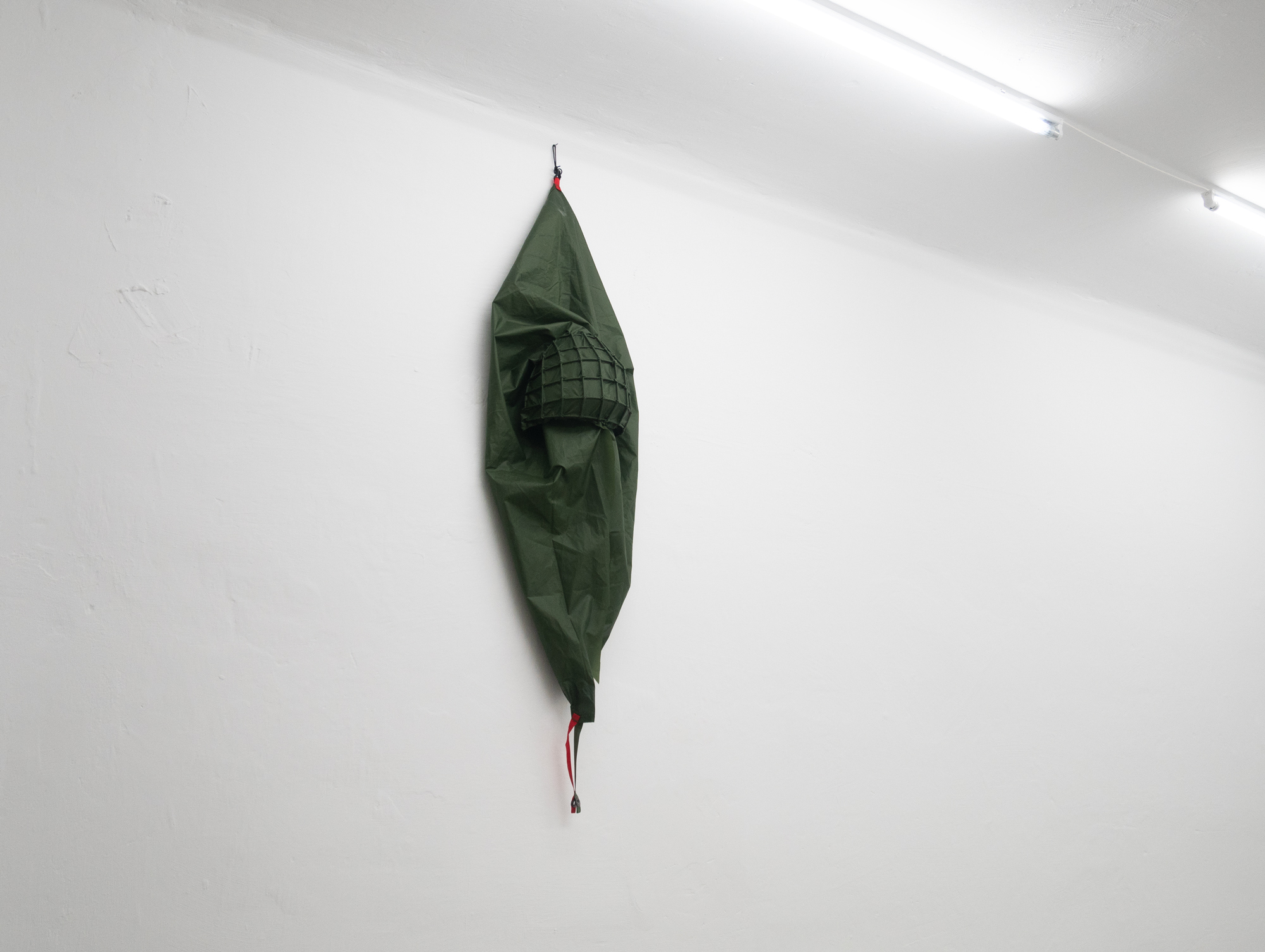 Clemens Tschurtschenthaler; facade faced friend; 2023; helmet grid, tent fabric, static cords; 137 x 36 x 18 cm