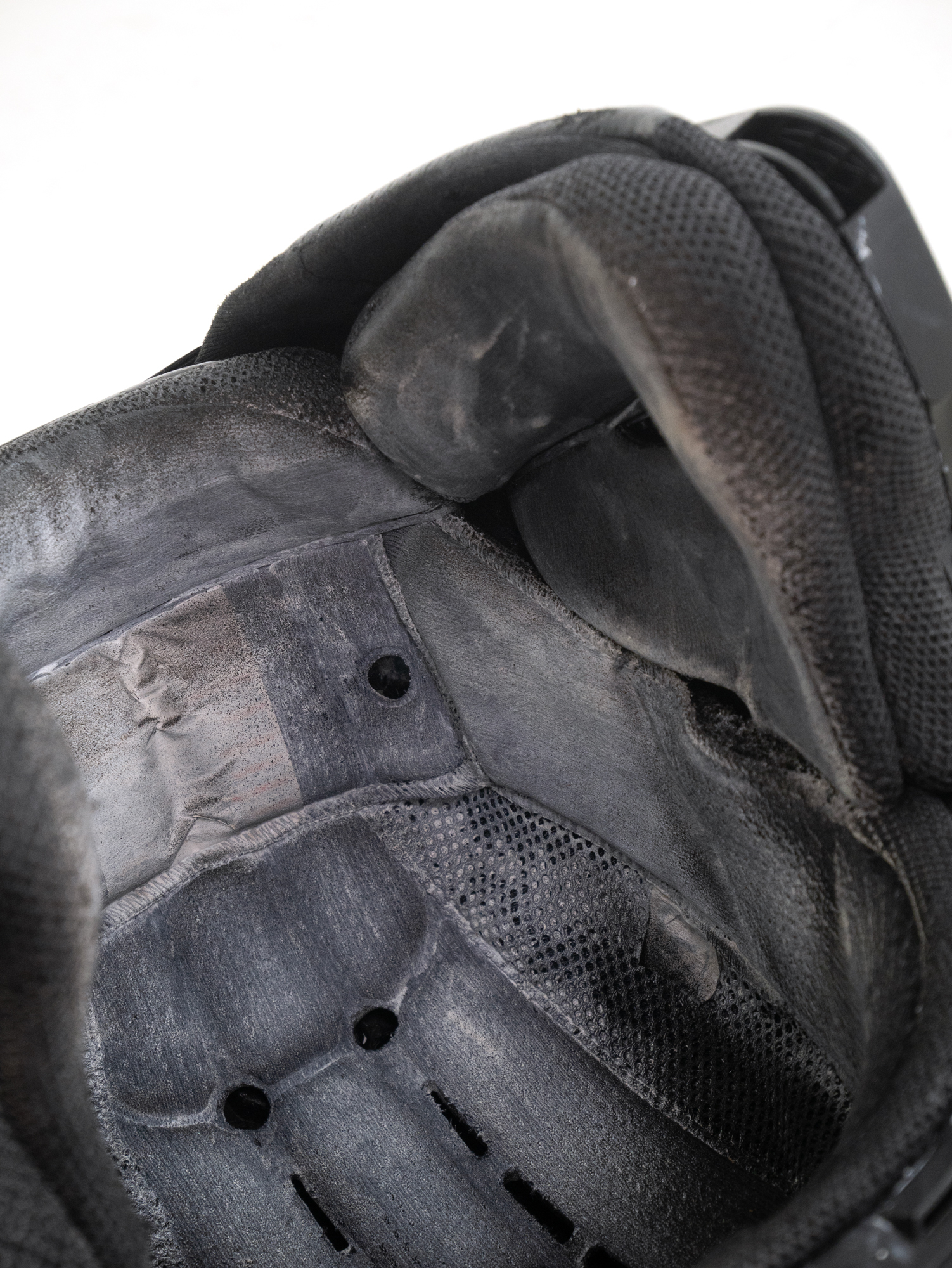 Clemens Tschurtschenthaler; fly on the wall (next doors drama); detail; 2023; helmet, gesso, spray paint, waxed steel, textiles, media player, speaker, sound composition (09:44 min.); 39 x 31 x 41 cm