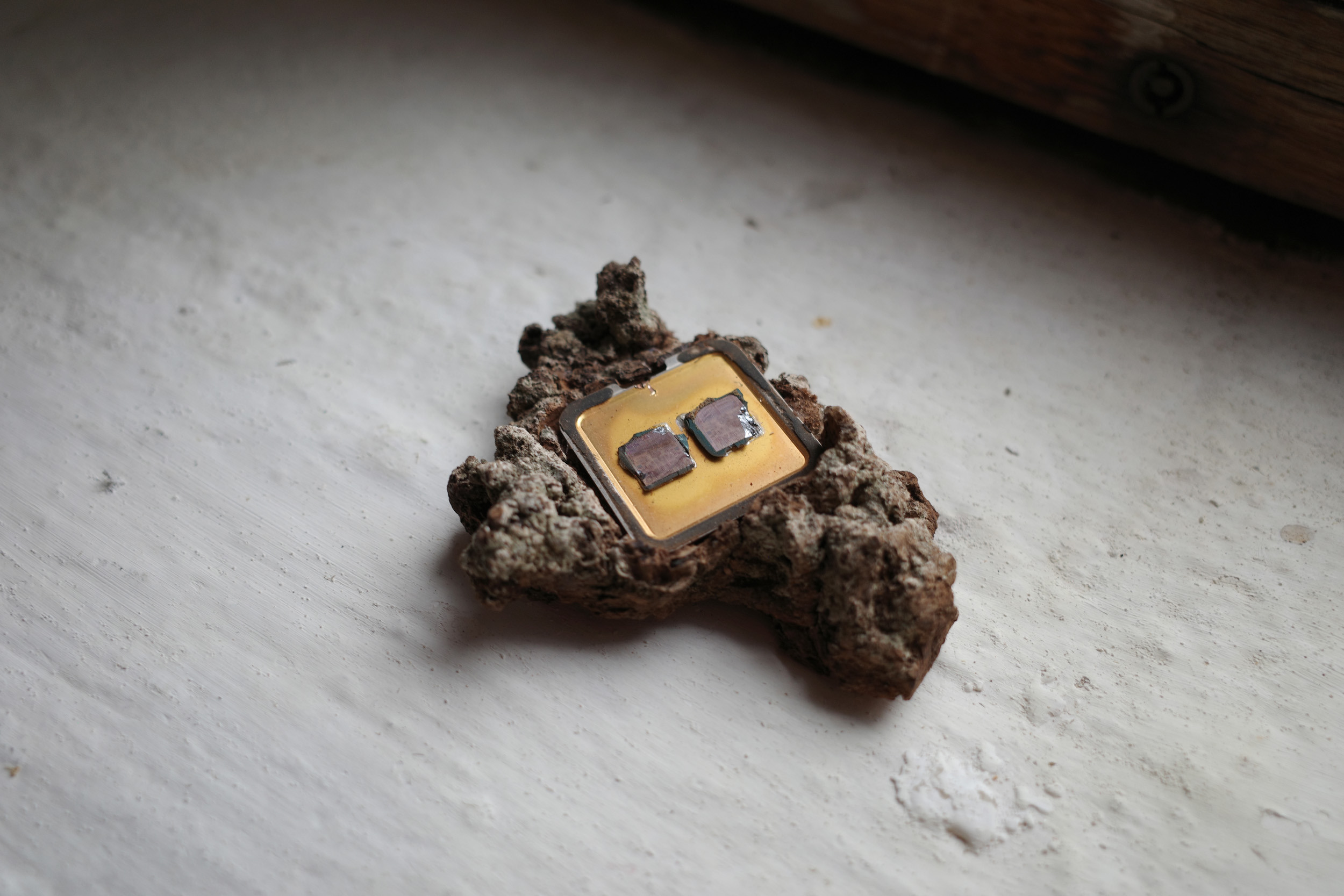 Halfdan Kajhøj, CPU, Intel Core i3-3225 3.3ghz, oak bark with lichen, 5x10x10cm