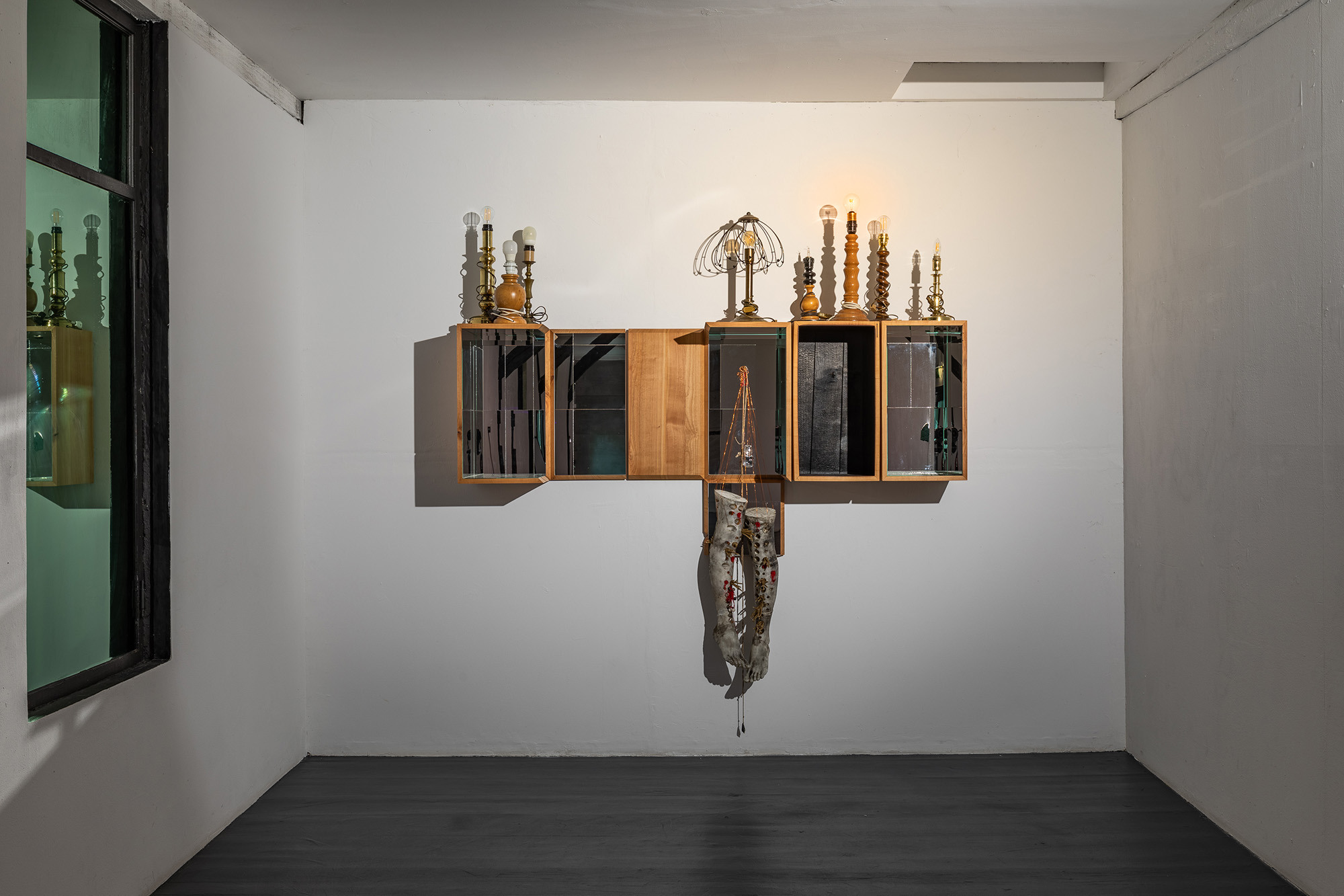 Paulo Wirz, Arcabouço [Skeleton], 2023, wood, mirrors, stand lamps, 3D printed leg, wax, copper wire, ca. 200 x 200 cm. Photo: Kilian Bannwart