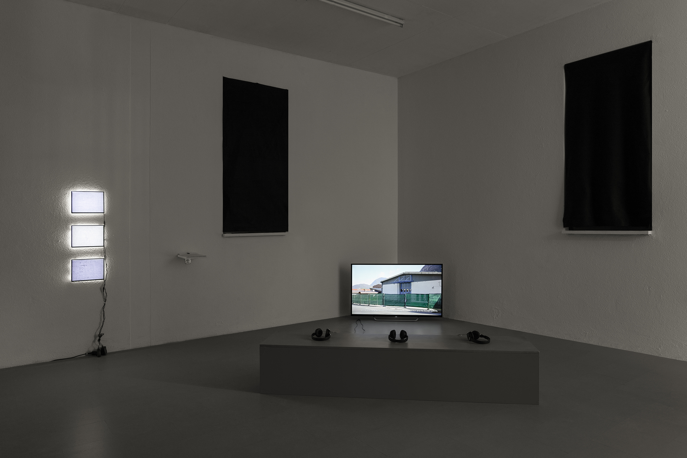 Exhibition View «UNSEEN RECONSTRUCTIONS; view on Gabriele Spalluto, We Won't Share the Shelter, video, 33'22'' / Foor plans of the centre draw by the people interviewed, 2019», Photo: Riccardo Giancola, Courtesy: the artists and La rada