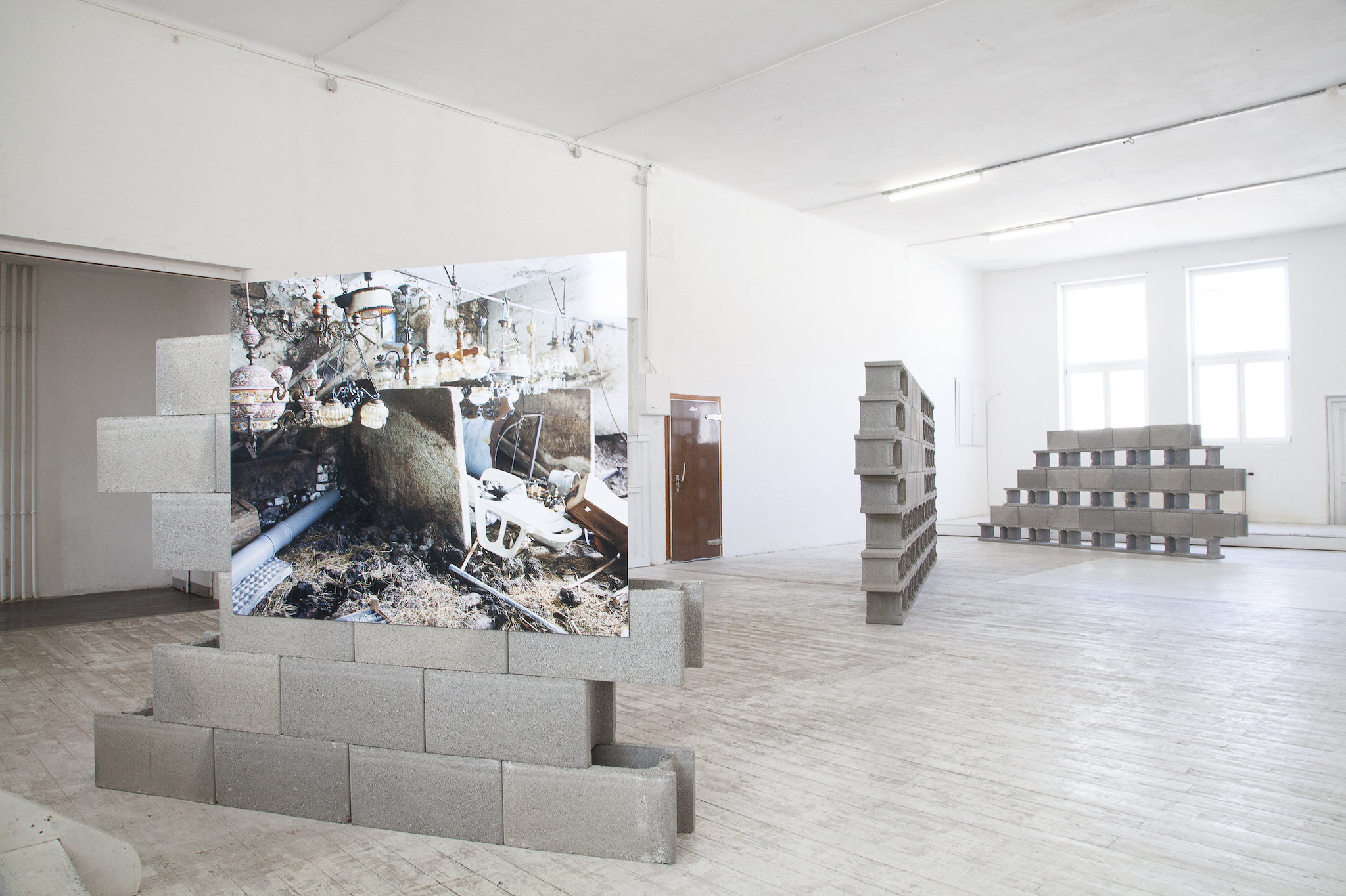 Iris Andraschek, concrete stones, 200 x 165 x 25 cm, 2023; C-Print on aluminum, 130 x 130 cm, from the series Leben am Hof, 2005