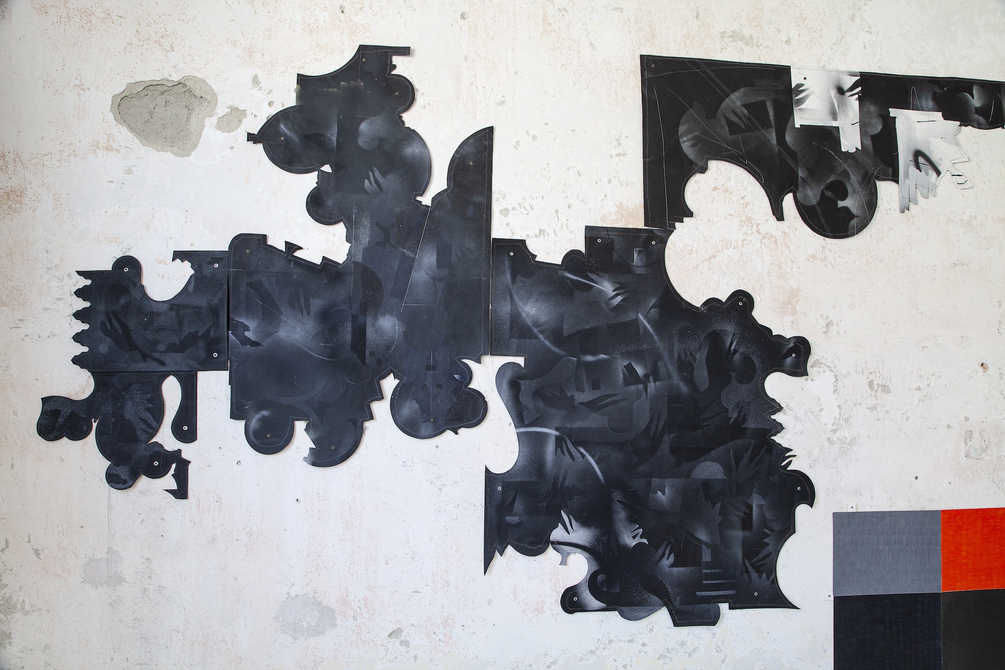 Jörg Reissner, Schattenwand (object I & II), acrylic & lacquer on cotton on felt, sewing thread, eyelets, dimensions variable, 2023