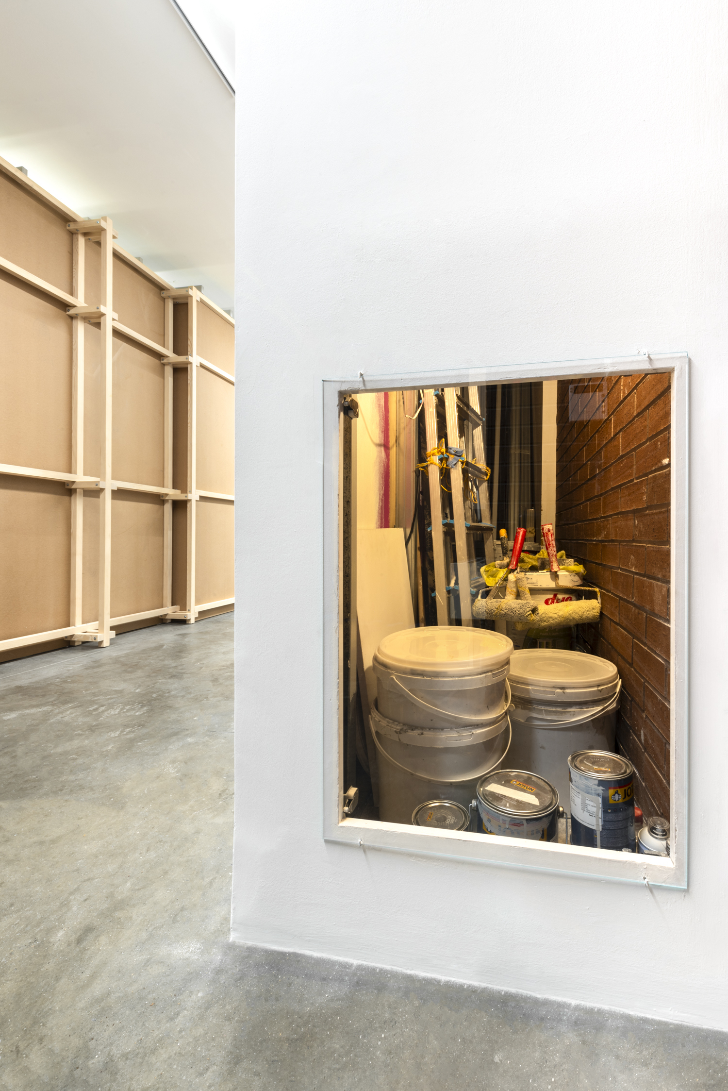 Yağız Özgen, Painter, B.4 Glass installed on wall, 276 x 75 cm (wall), 74x54 cm (glass)