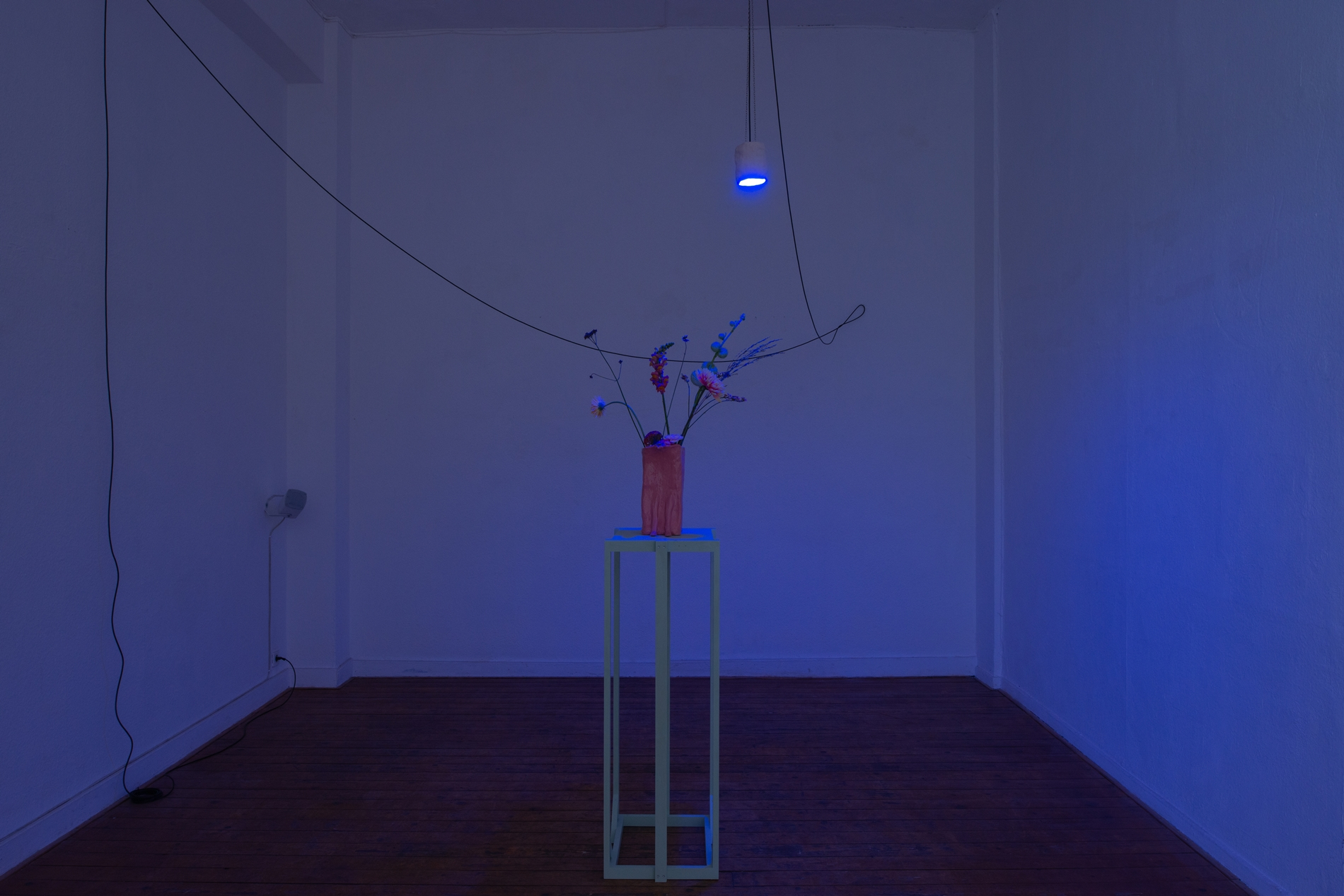 Ani Schulze, Bessere HÀlfte II (HBD), 2023, Glazed ceramic, flowers, wood, steel chain, unfired ceramic, cable, light bulb © the artist photo: Bernhard Adams