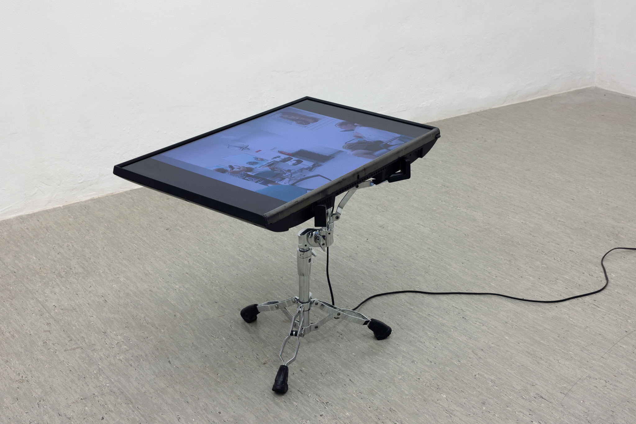 Rosa Nitzsche, Die Irrfahrt, 2023, video on snare stand, 6:24 min
