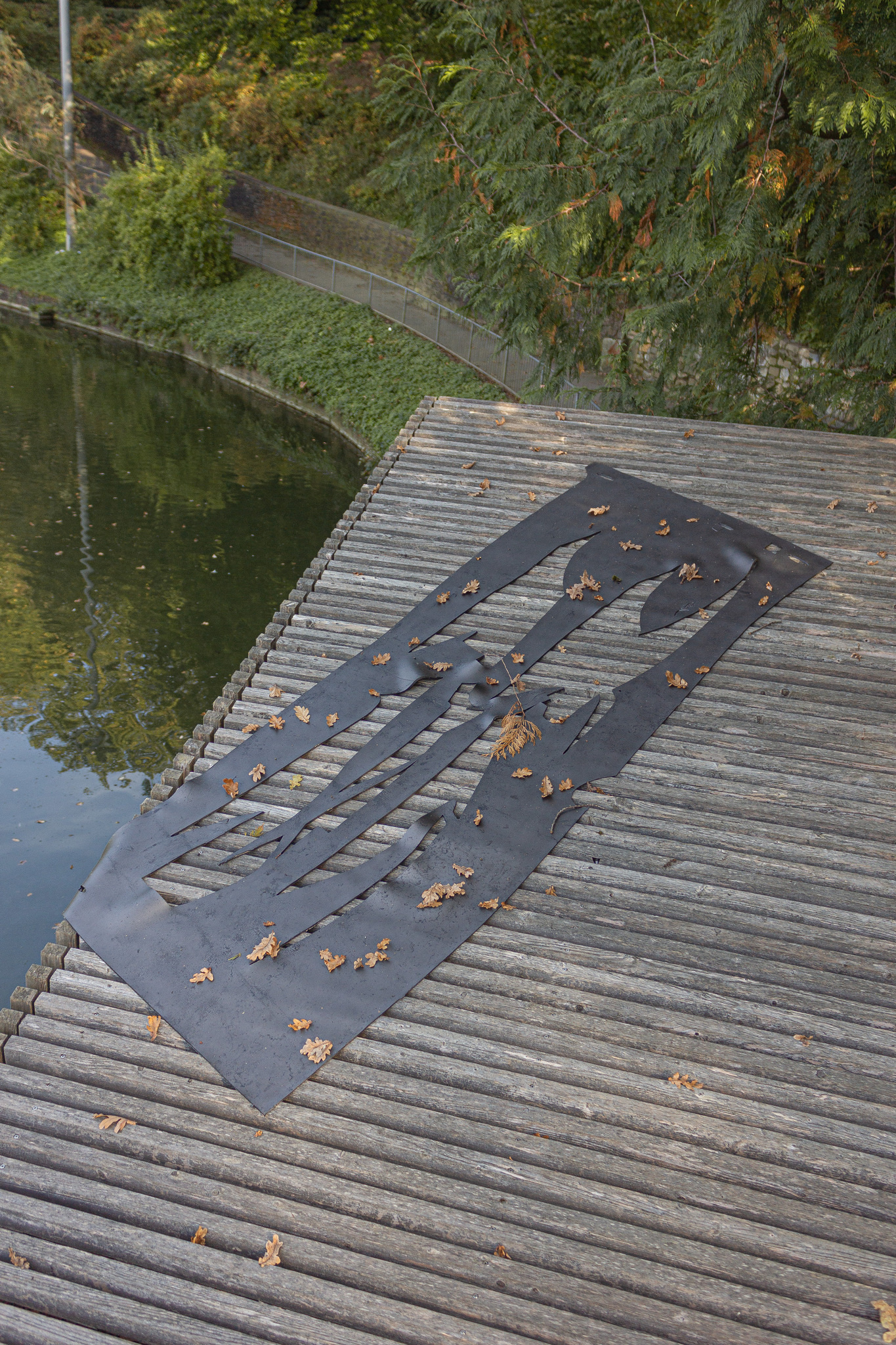 Markus Sworcik, NREM Mat, 2023, Silicone, Graphite, 80 x 200 x 0.7 cm, Gedunkelfloxx Obsidian / Steirischer Herbst – Humans and Demons 2023