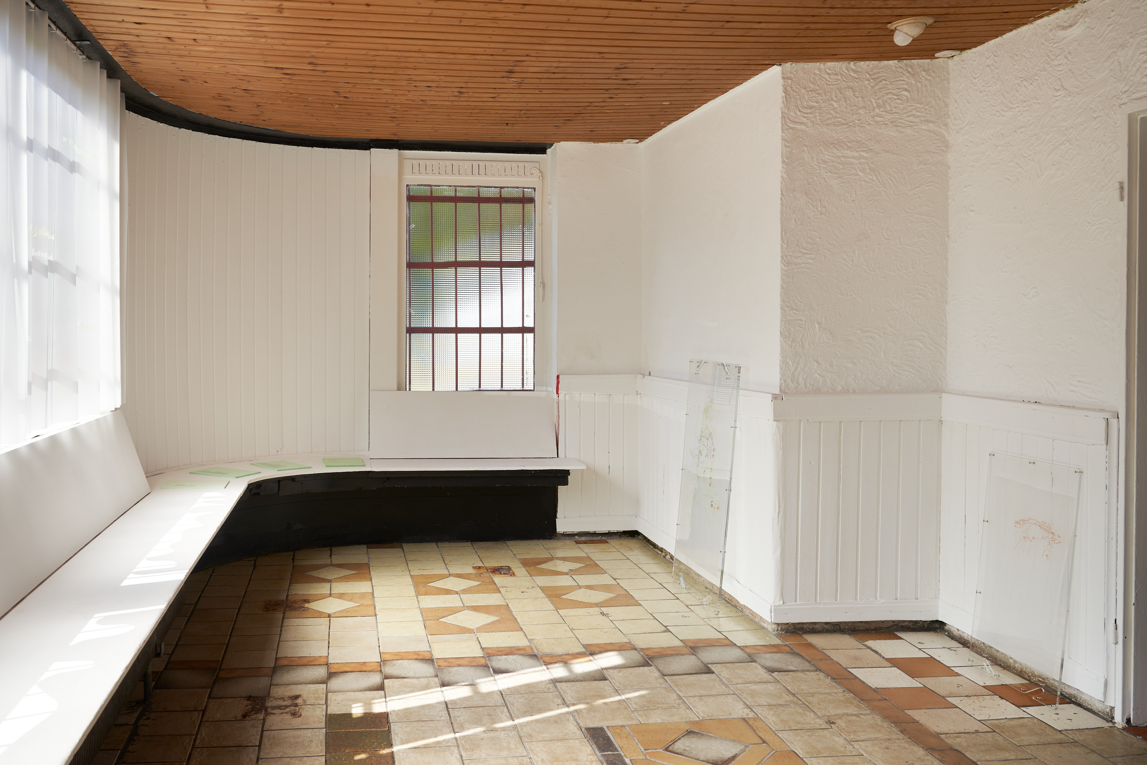 Installation view, Poetics Of Passing, Alte Tankstelle Deutz, 2023, Photo: Alwin Lay