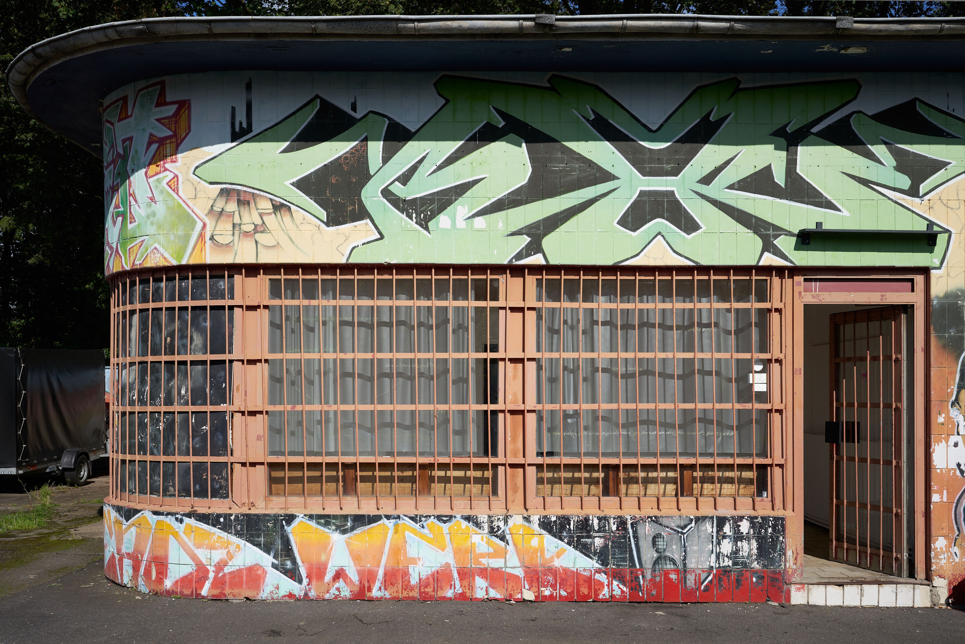 Installation view, Poetics Of Passing, Alte Tankstelle Deutz, 2023, Photo: Alwin Lay