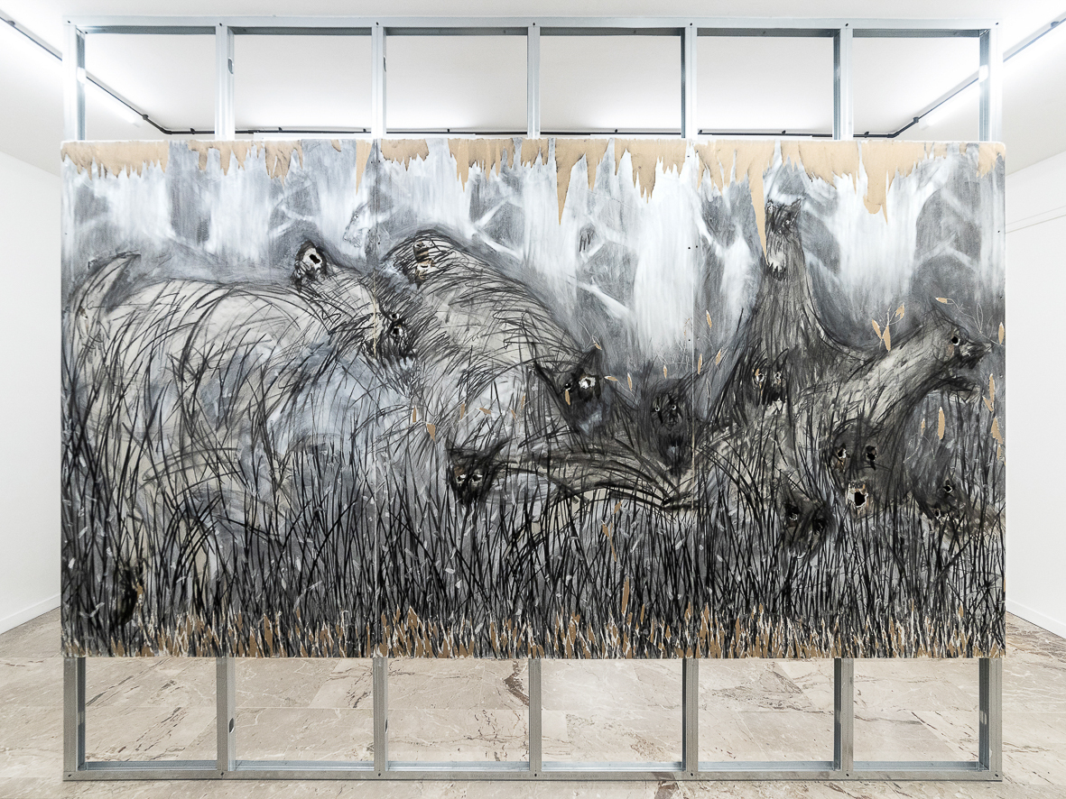 “Gli alberi muoiono in piedi” (The trees die standing). Ember, charcoal and tempera on plasterboard, aluminum frame. 360 x 270 x 9 cm. 2023 (back side).