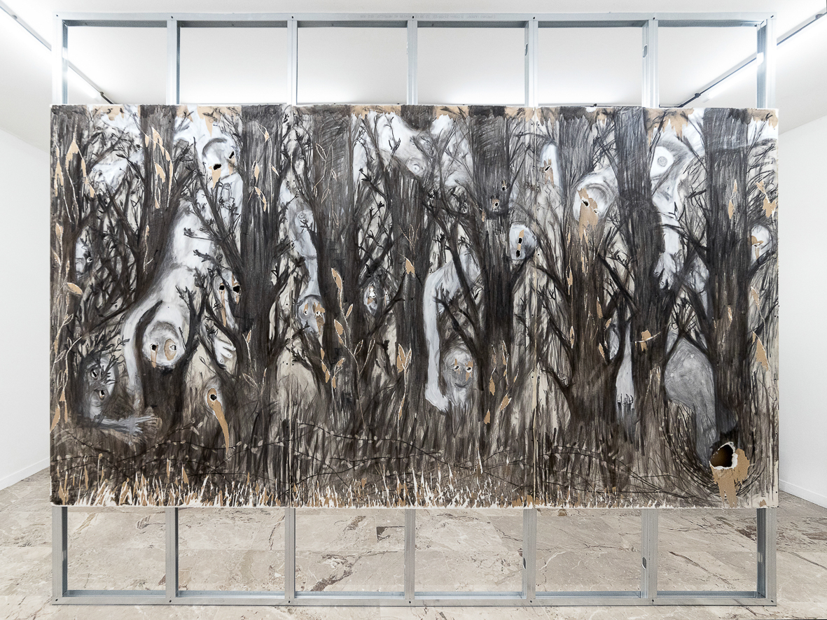 “Gli alberi muoiono in piedi” (The trees die standing). Ember, charcoal and tempera on plasterboard, aluminum frame. 360 x 270 x 9 cm. 2023 (front side).