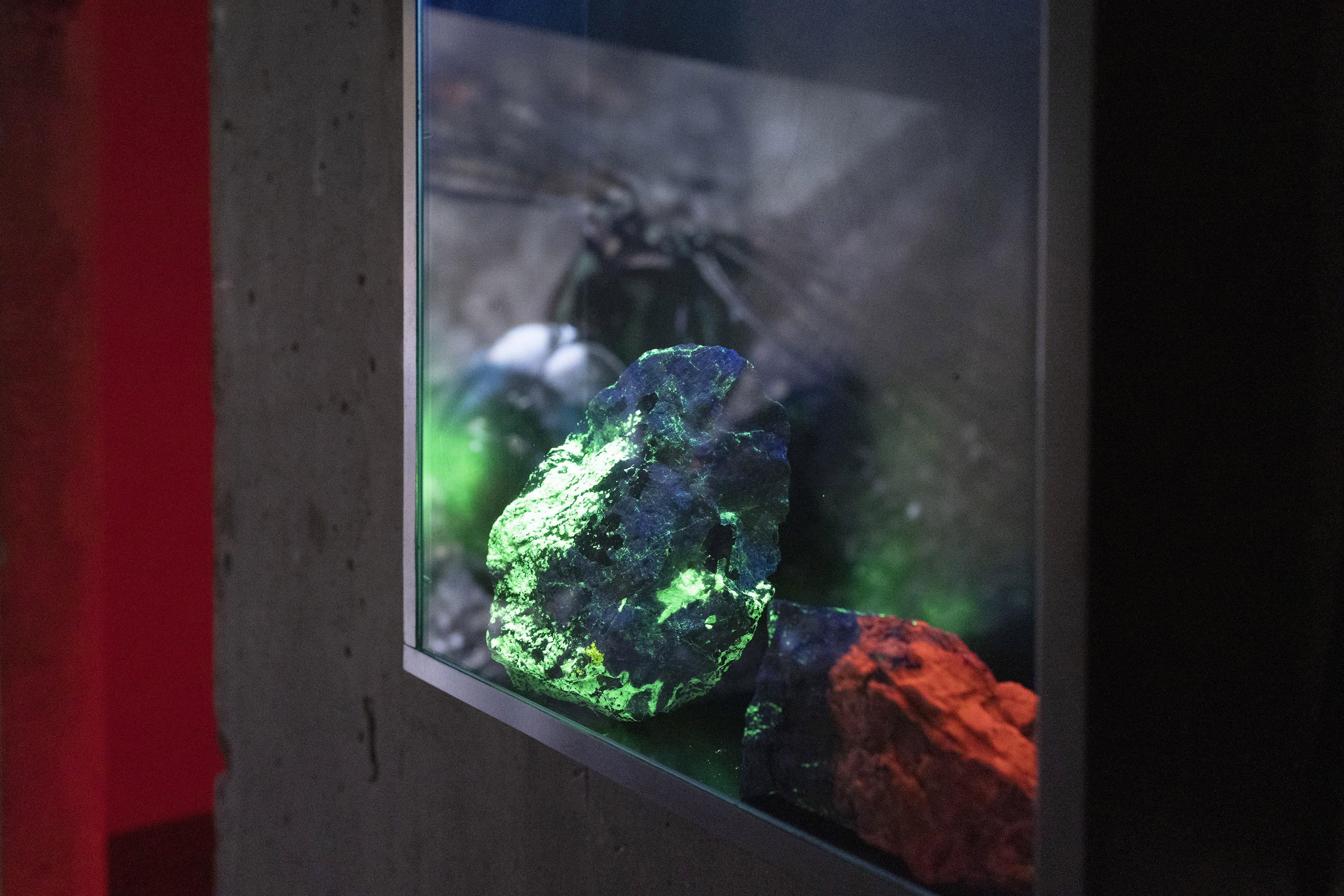 Red, Green and Blue, steel, glass, UVC-light, phosphorescent rocks, 48 x 32 x 11 cm, 2023