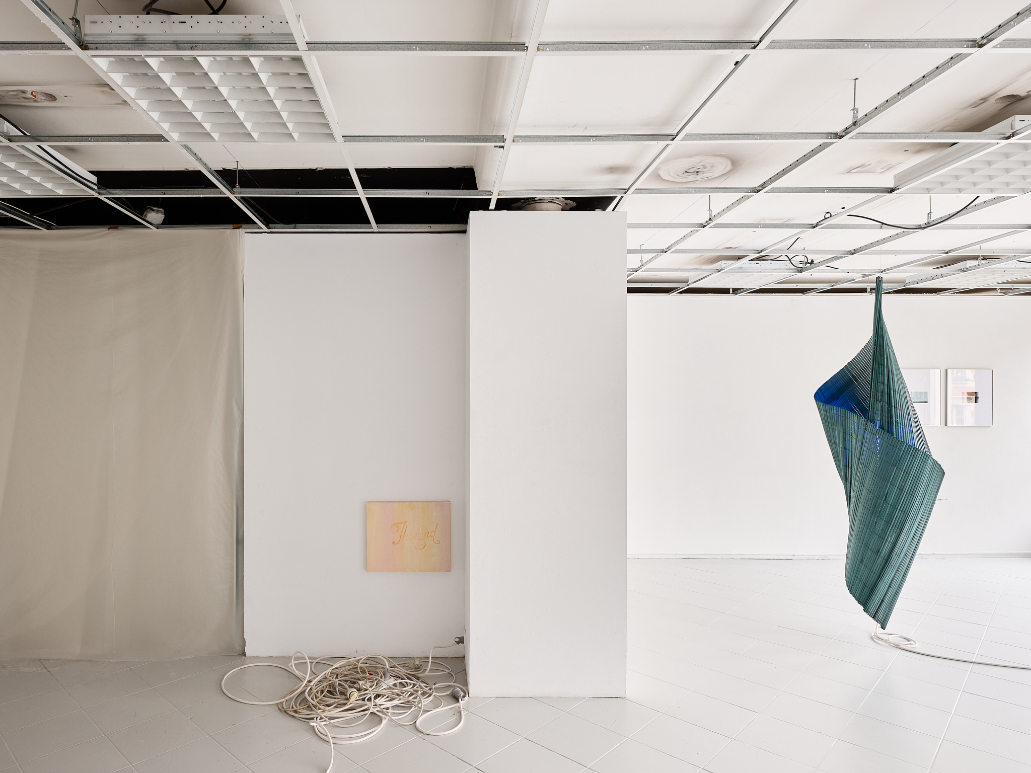 Vue de l'exposition "Bleu Pétrole", sur. Eva Foucault, Victor Andrea González et Andréa Spartà.
