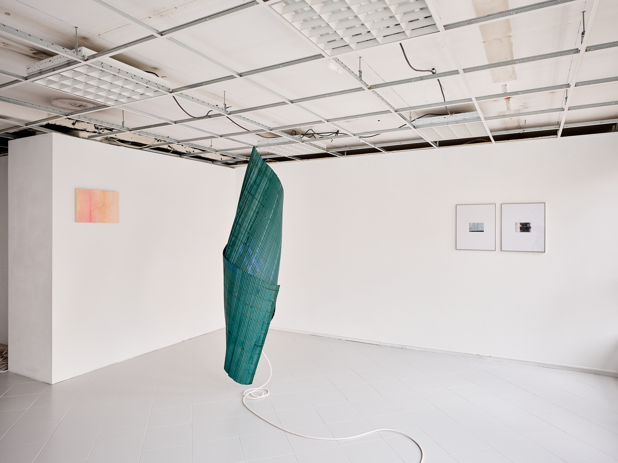 Vue de l'exposition "Bleu Pétrole", sur. Eva Foucault, Victor Andrea González et Andréa Spartà.