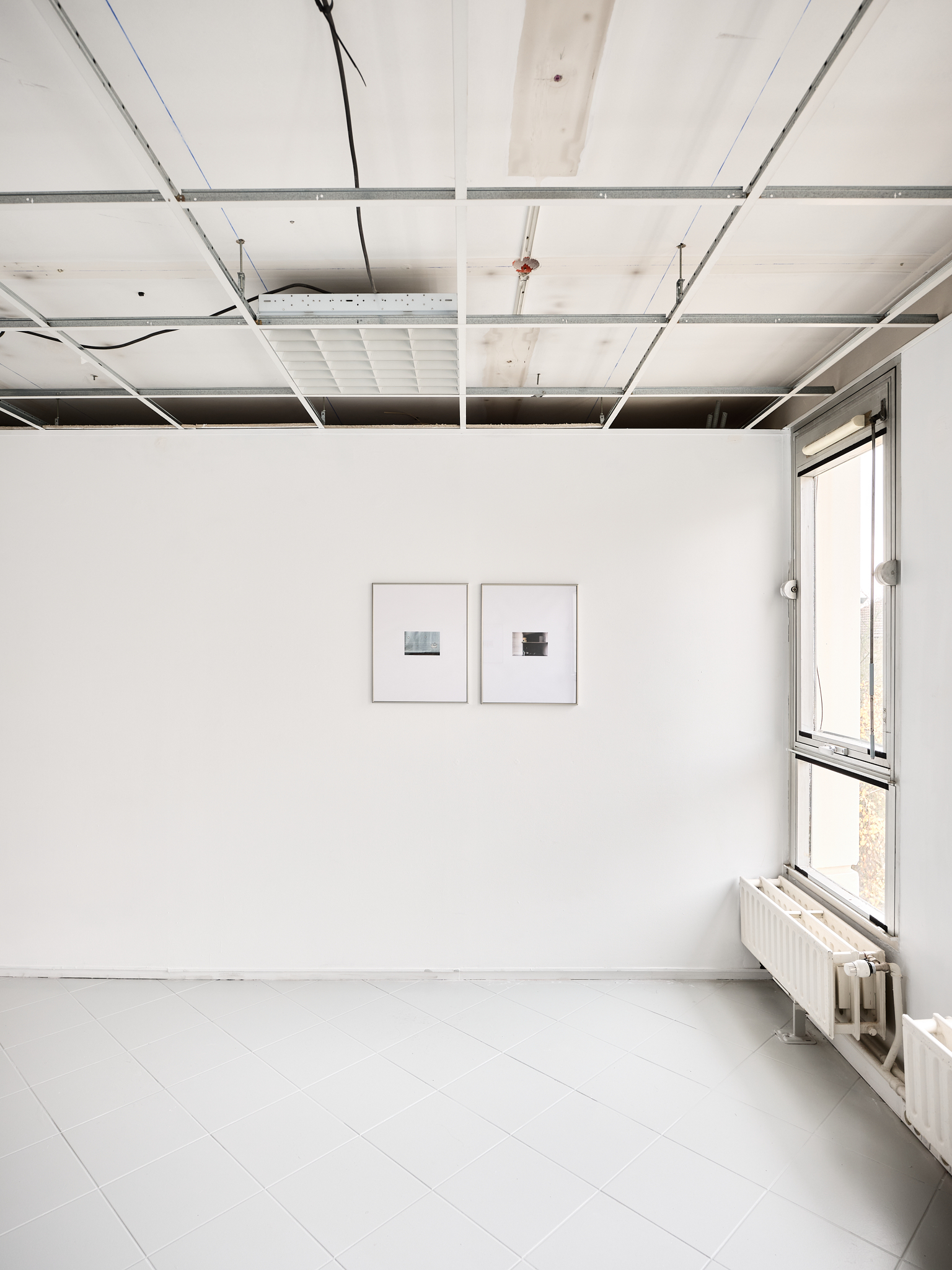 Vue de l'exposition "Bleu Pétrole", sur. Eva Foucault, Victor Andrea González et Andréa Spartà.