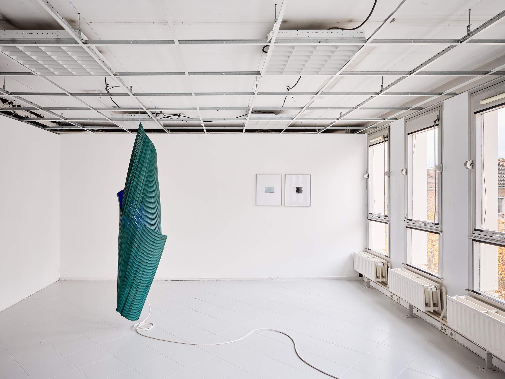 Vue de l'exposition "Bleu Pétrole", sur. Eva Foucault, Victor Andrea González et Andréa Spartà.