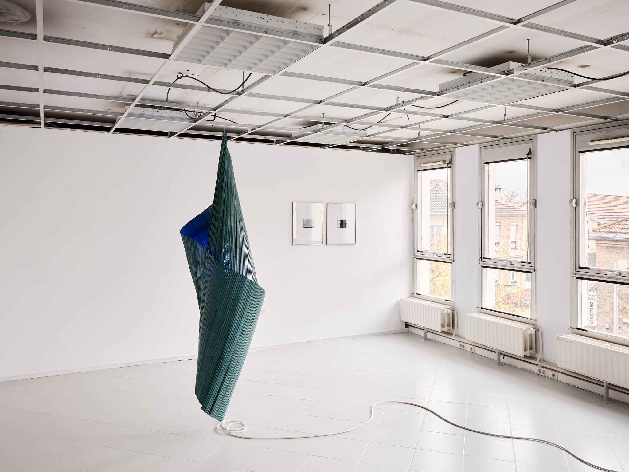Vue de l'exposition "Bleu Pétrole", sur. Eva Foucault, Victor Andrea González et Andréa Spartà.