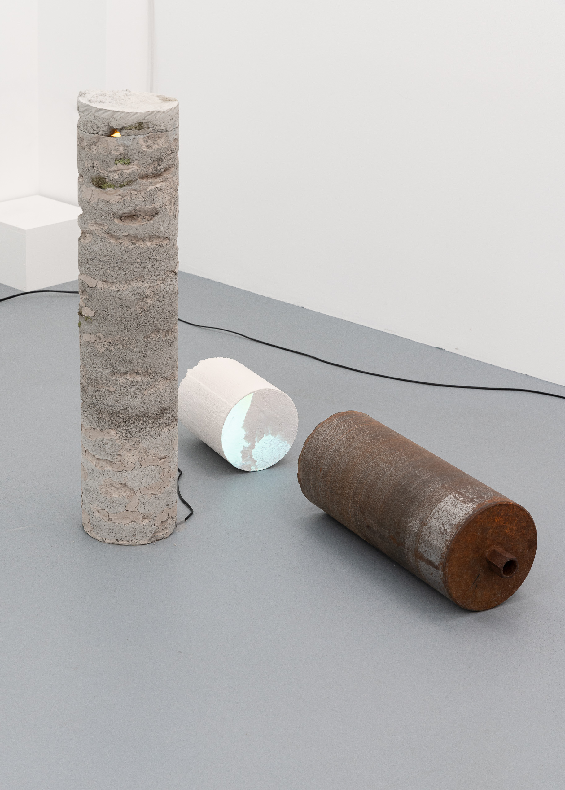 Vertigo Driller 01, 2023, drill bit, styrofoam, acrylic resin, projector, video loop, cables, Ca. 22x30x120 cm