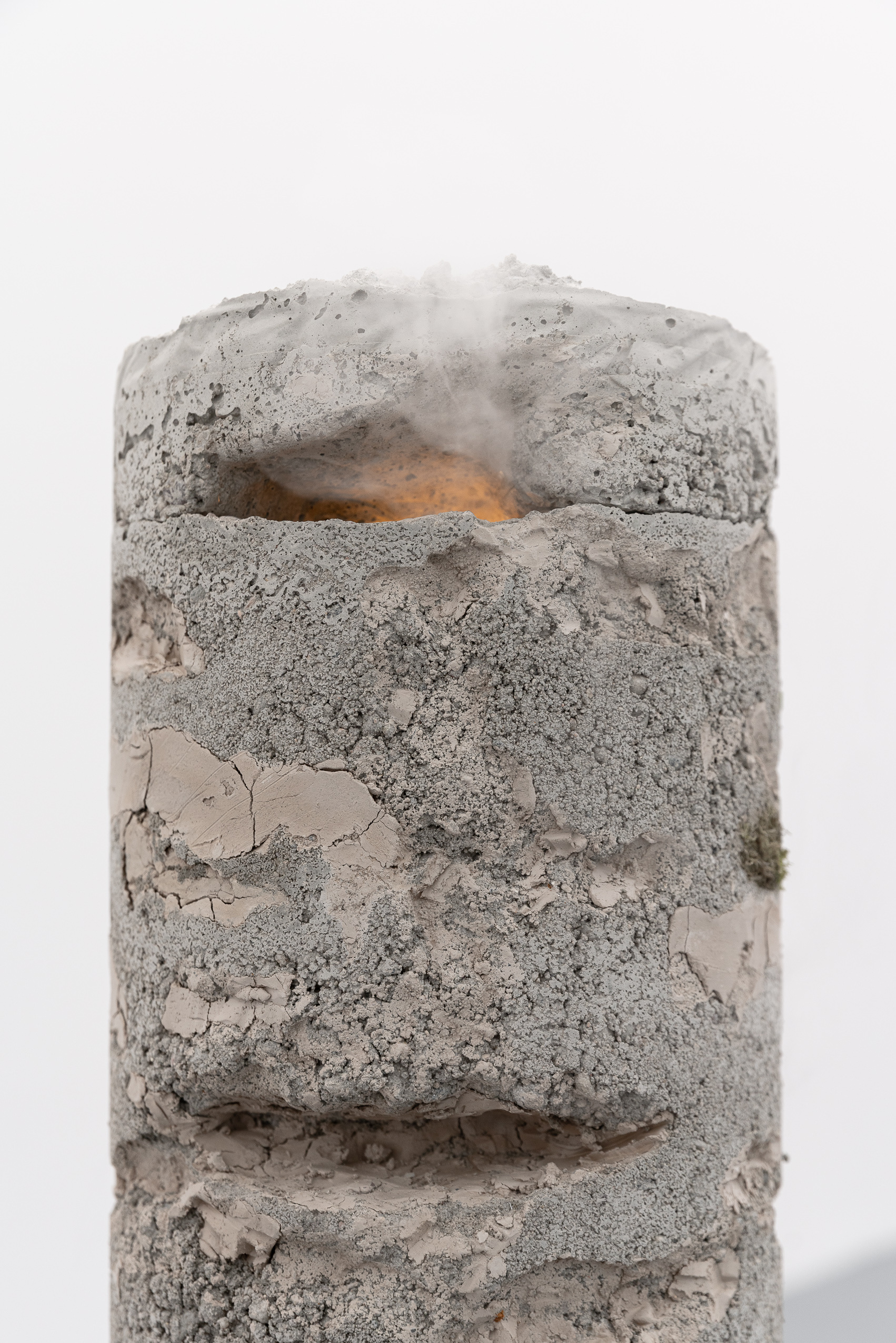 Core (Mist) 01 (detail), 2023, concrete, steel, aroma diffusor, mobile phone, cable, 89x20x20 cm