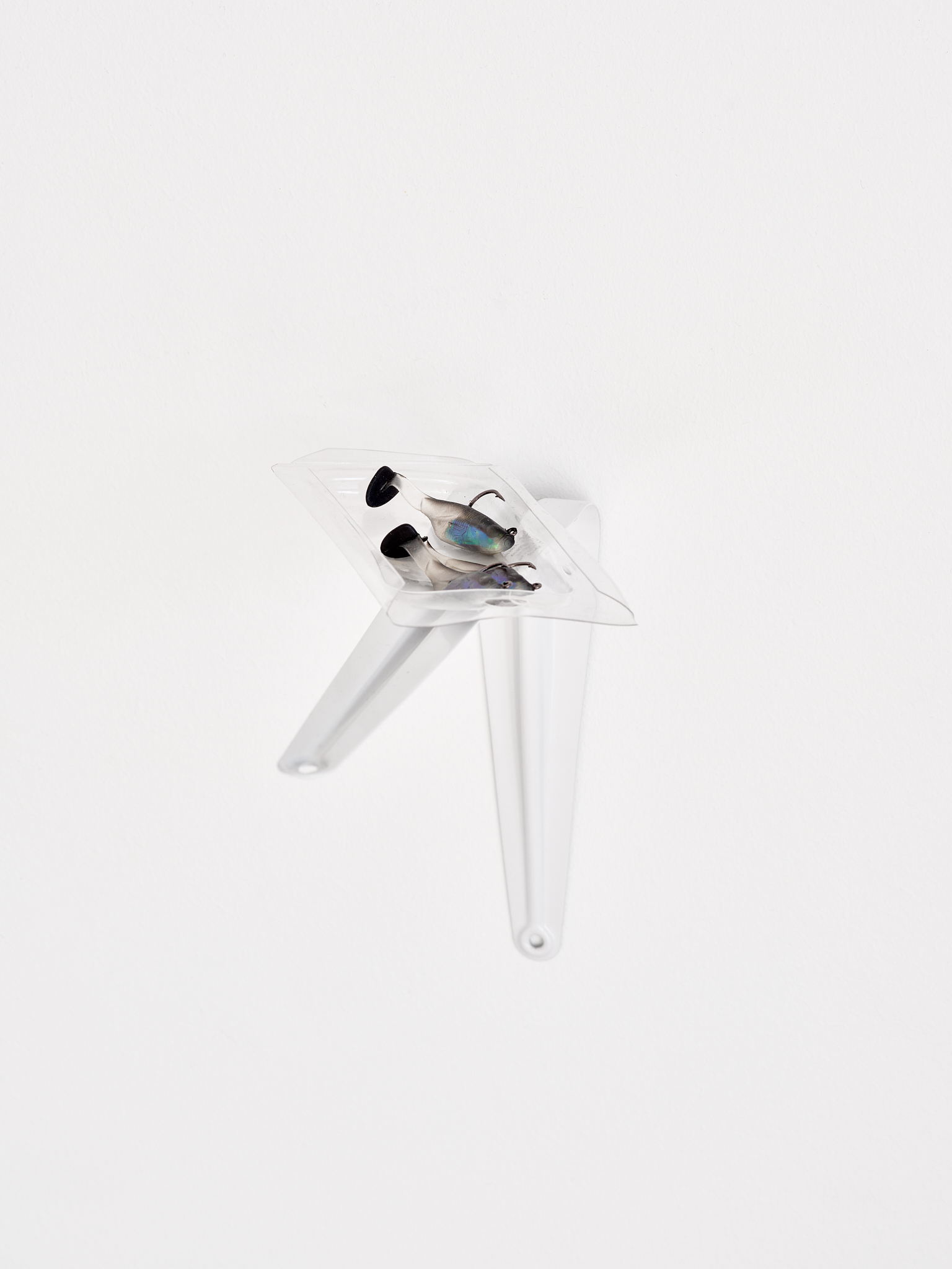 Andréa Spartà, shelve brackets, fishing lure, plastic packaging, exhibition view