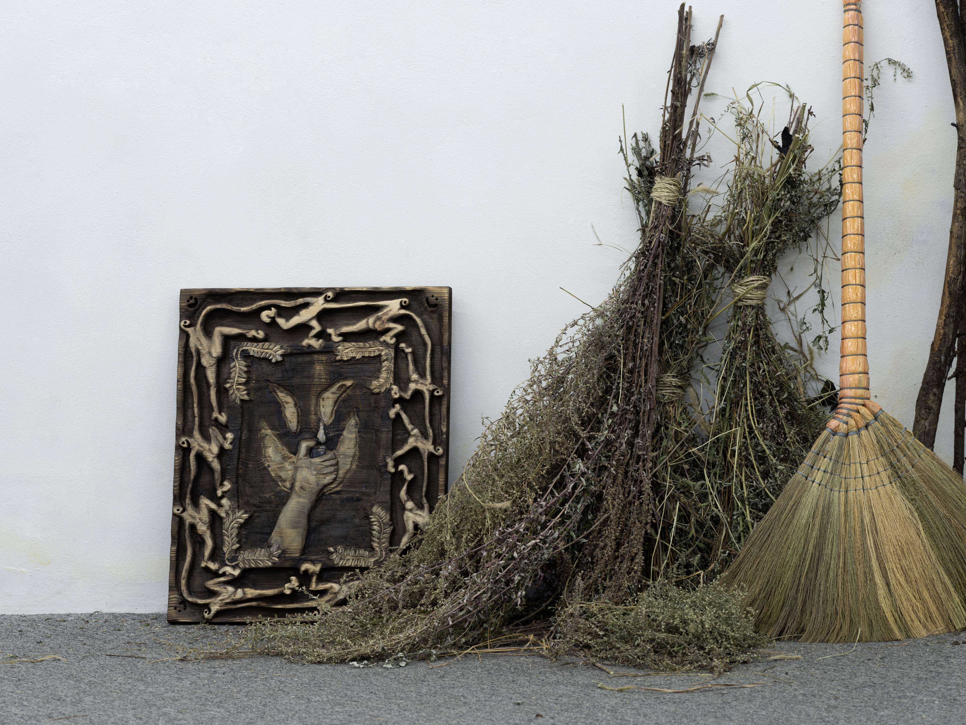 "De varme hĂŠnder ( Hot hands!)" 2023, Carved and burned wood & Embers, 2 acrylic paint and pastel on jute