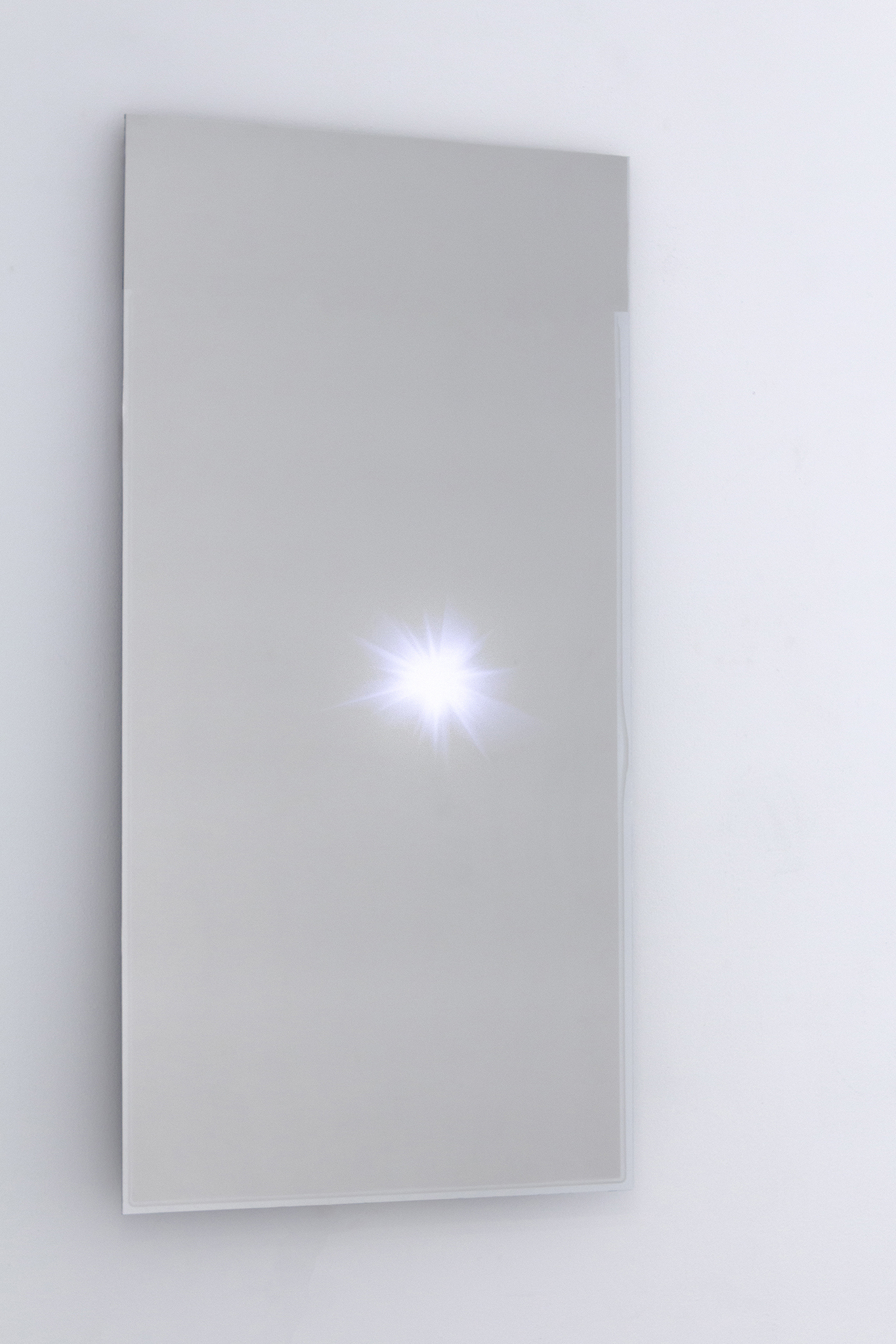 untitled, installation: TV, Venetian mirror, smartphone, augmented reality filter app, 115x59x3 cm, 2023.