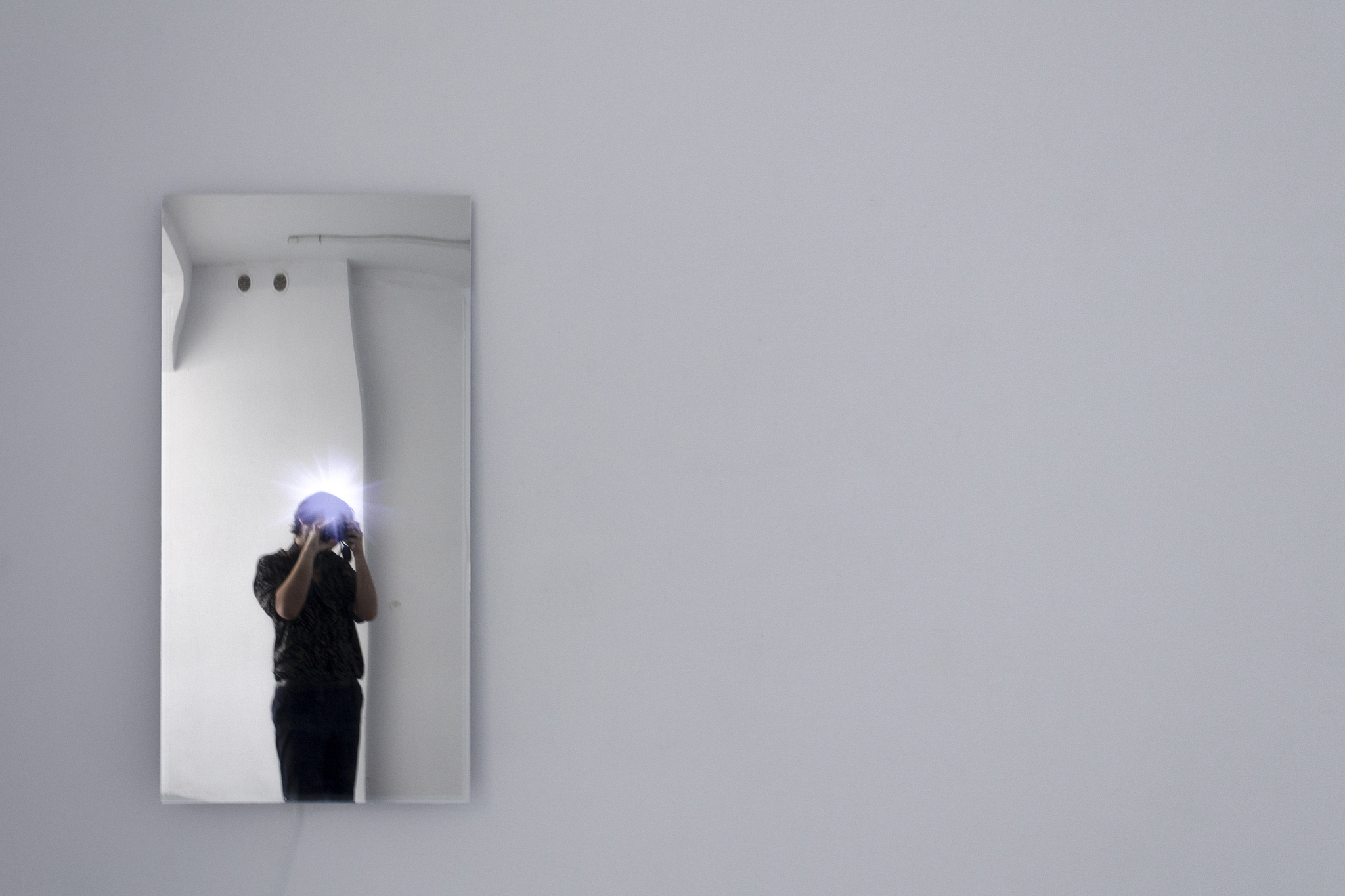 untitled, installation: TV, Venetian mirror, smartphone, augmented reality filter app, 115x59x3 cm, 2023.
