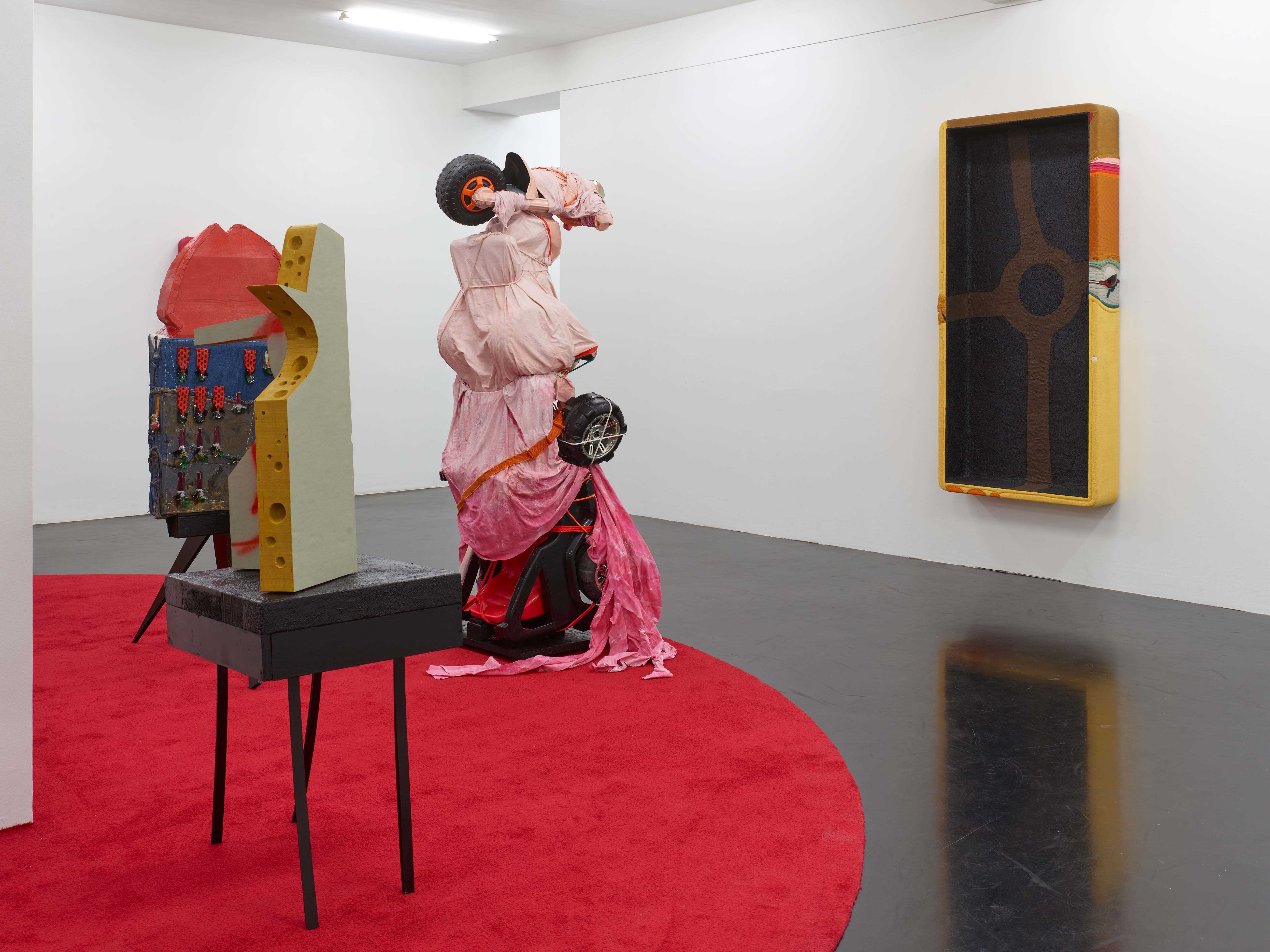 Pedro Wirz, "Diplomatic Immunity", 2023, Installation view, Galerie Nagel Draxler, KÃ¶ln, Foto: Simon Vogel