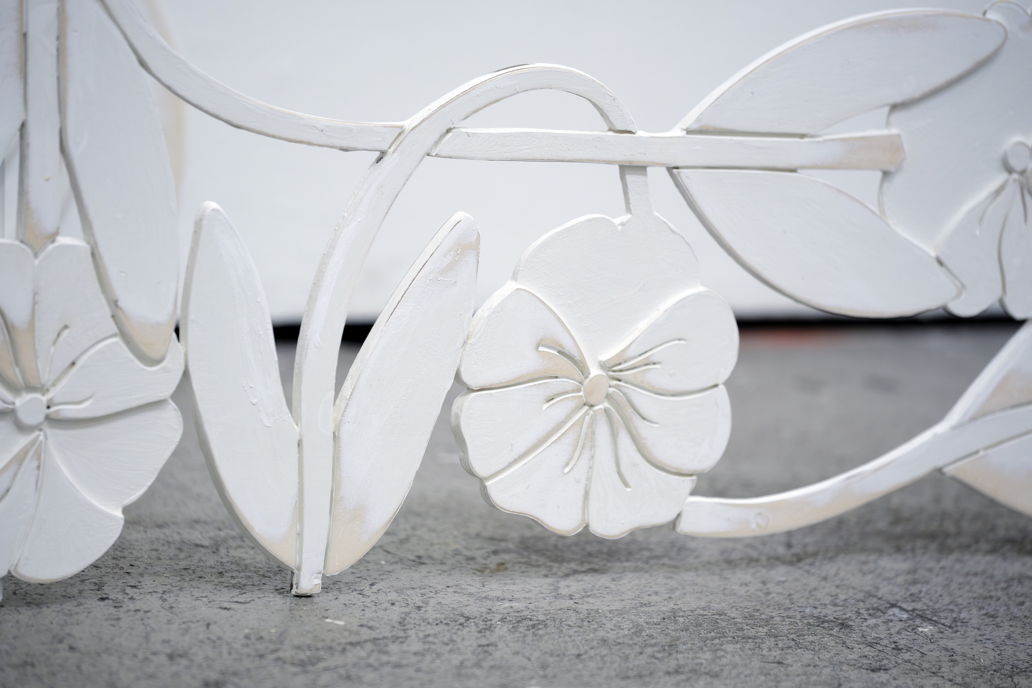 Detail of Rakastaa, ei rakasta (engl: To Love Or Not To Love) painted wood, bolts, 349x466x154cm, Riikka Anttonen, 2023, Photo: Santeri Kuisma