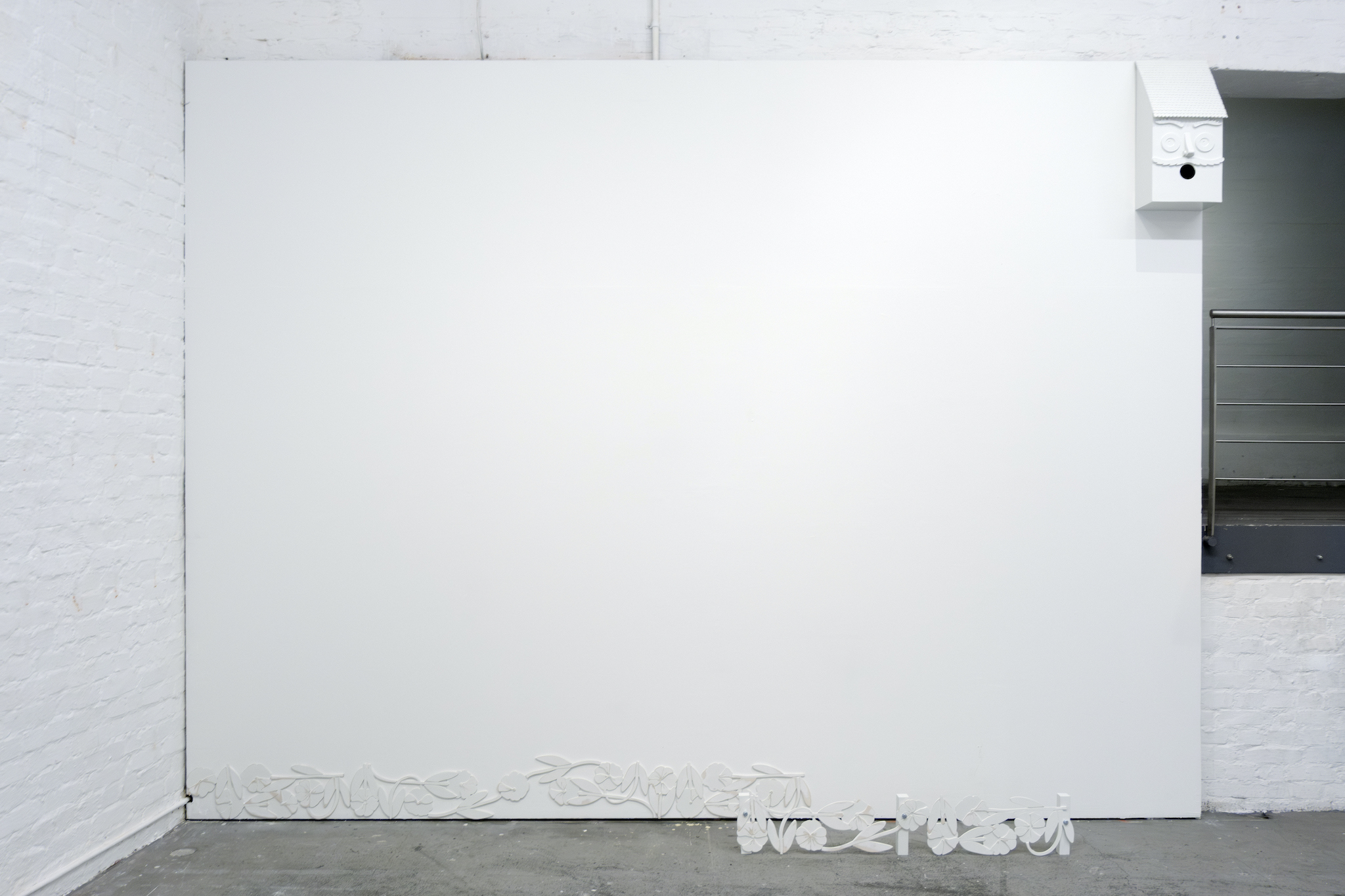 PönttöpÀÀ (untranslatable), painted wood, 27x69x31cm, Riikka Anttonen, 2023 and Rakastaa, ei rakasta (engl: To Love Or Not To Love) painted wood, bolts, 349x466x154cm, Riikka Anttonen, 2023, Photo: Santeri Kuisma