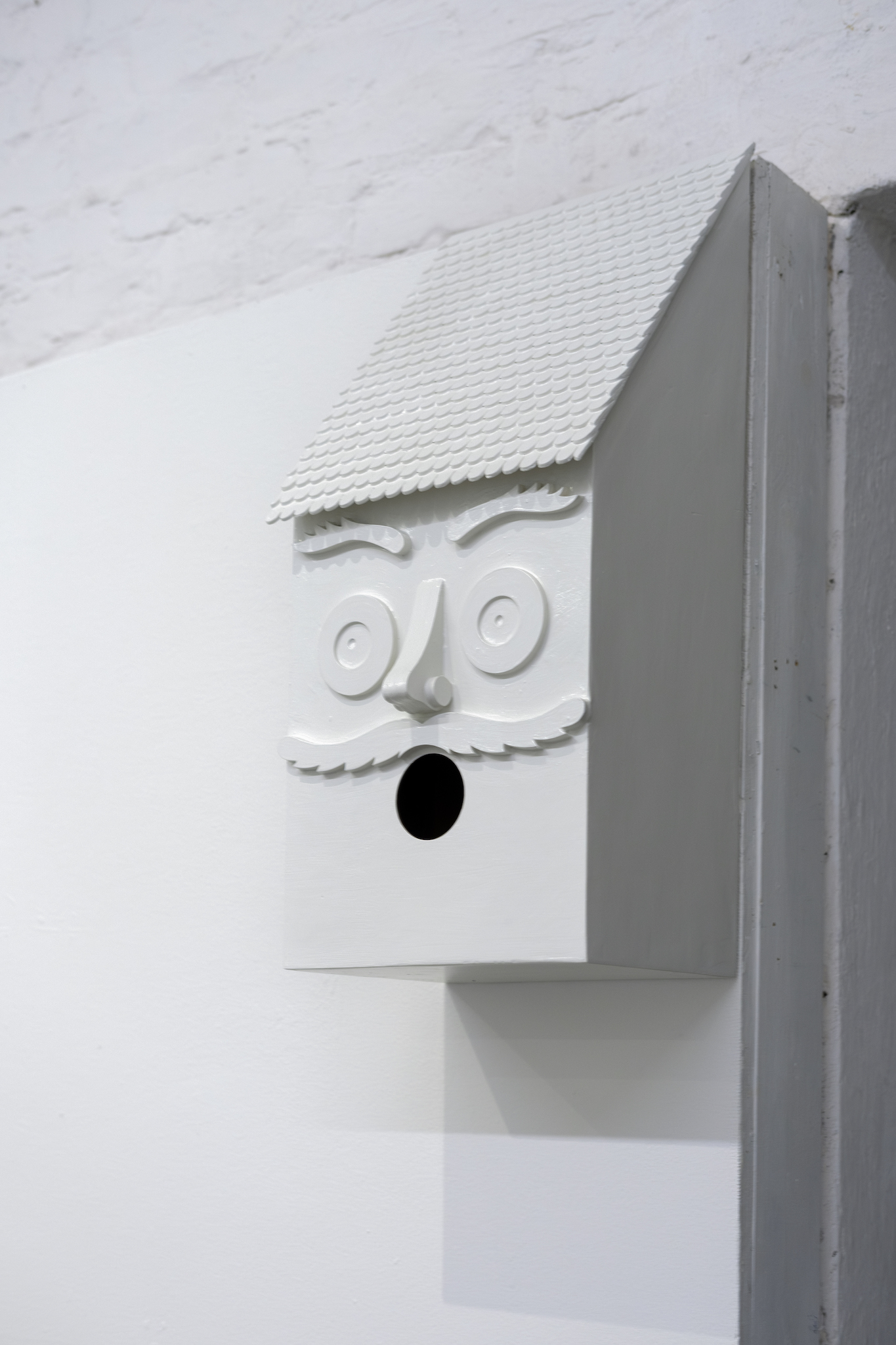 PönttöpÀÀ (untranslatable), painted wood, 27x69x31cm, Riikka Anttonen, 2023, Photo: Santeri Kuisma