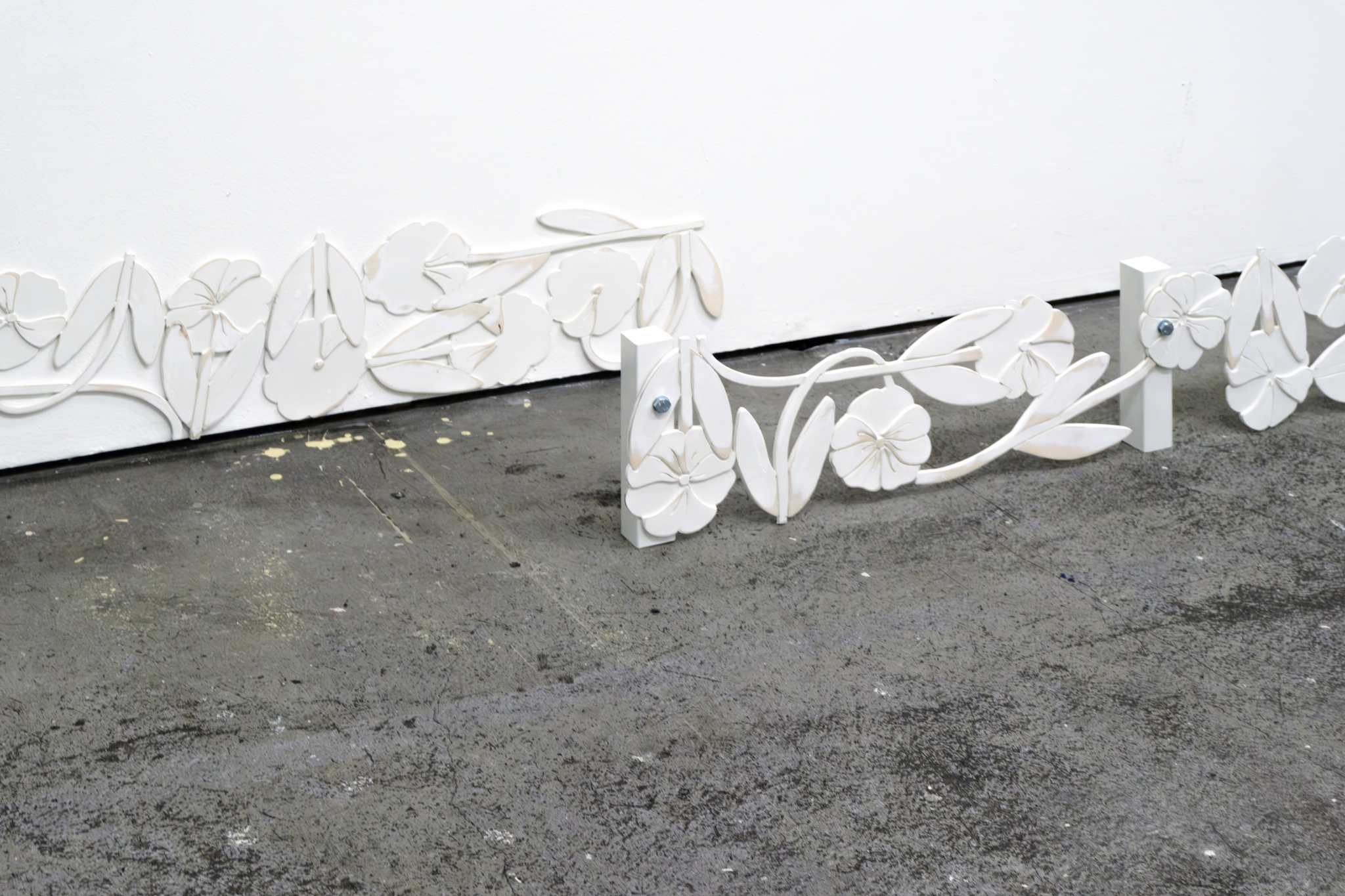 Detail of Rakastaa, ei rakasta (engl: To Love Or Not To Love) painted wood, bolts, 349x466x154cm, Riikka Anttonen, 2023, Photo: Santeri Kuisma