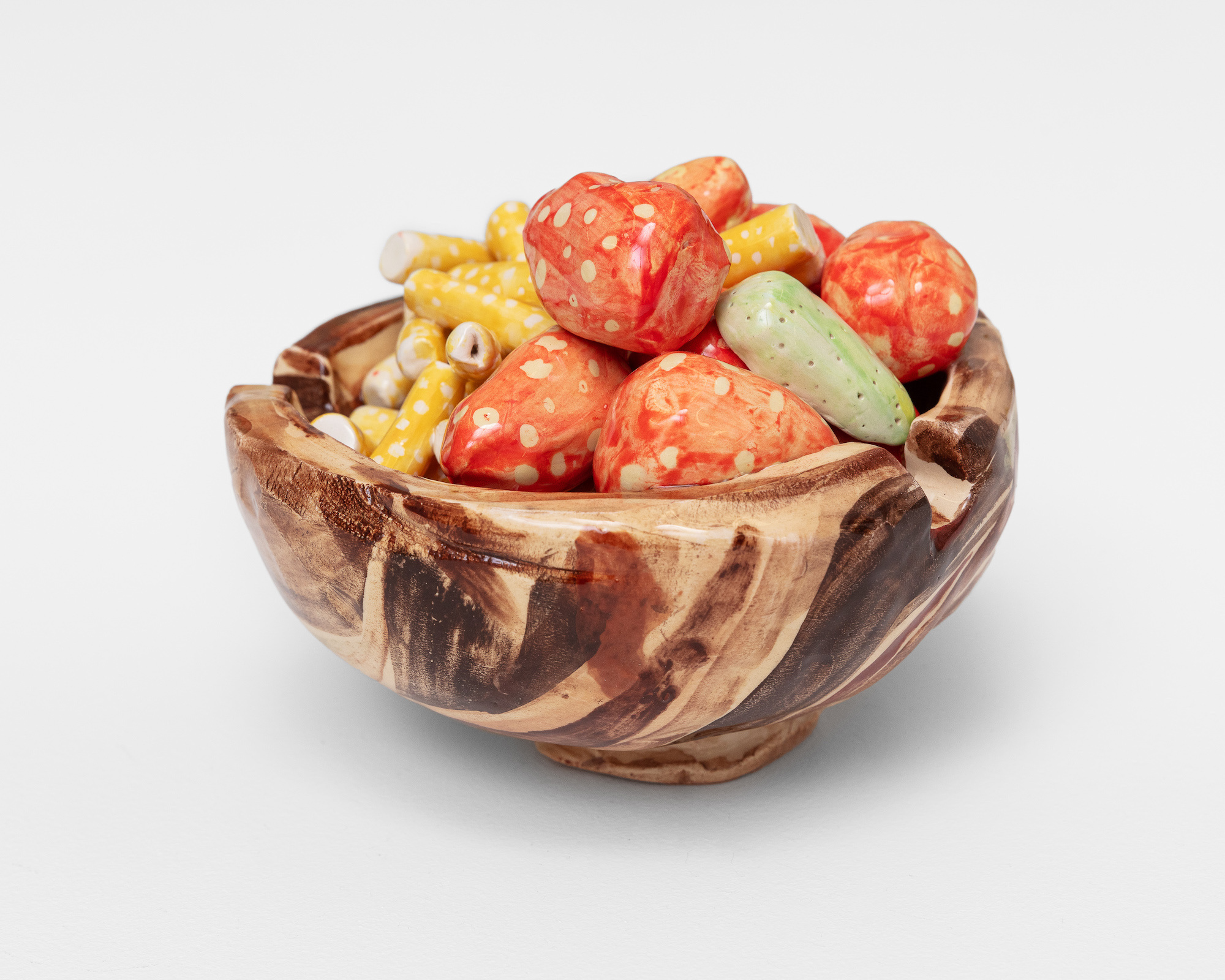 Nellie Jonsson, Jordgubbar och filter samling, 2023, Glazed ceramic, 11.5 x 13.5 x 13.5 cm